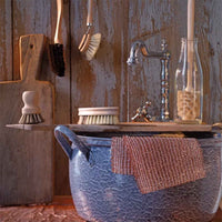 REDECKER（レデッカー）は、1935年にドイツ・フェルスマルトで創業された、天然素材を使用した高品質な生活道具を展開する老舗ブランドです。創業者フリーデル・レデッカー氏が視力を失ったことをきっかけに、手作業でブラシ製造を始めたことからスタートし、そのクラフトマンシップと品質へのこだわりは3世代にわたり継承されています。製品には天然木や植物繊維、動物毛などの自然素材が用いられ、環境に配慮したプラスチックフリーな暮らしを実現します。ナチュラルクリーニングやサステナブルなライフスタイルを志向する人々に人気があり、ドイツ製の確かな品質と伝統工芸品としての信頼性も評価されています。北欧風やミニマルな空間に調和する、美しく機能的なデザインも大きな魅力。REDECKERは、「クラフト」「デザイン」「品質」を大切にした、持続可能で丁寧な暮らしを支えるエコブランドとして、世界中で愛され続けています。