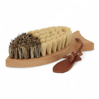 REDECKER（レデッカー）は、1935年にドイツ・フェルスマルトで創業された、天然素材を使用した高品質な生活道具を展開する老舗ブランドです。創業者フリーデル・レデッカー氏が視力を失ったことをきっかけに、手作業でブラシ製造を始めたことからスタートし、そのクラフトマンシップと品質へのこだわりは3世代にわたり継承されています。製品には天然木や植物繊維、動物毛などの自然素材が用いられ、環境に配慮したプラスチックフリーな暮らしを実現します。ナチュラルクリーニングやサステナブルなライフスタイルを志向する人々に人気があり、ドイツ製の確かな品質と伝統工芸品としての信頼性も評価されています。北欧風やミニマルな空間に調和する、美しく機能的なデザインも大きな魅力。REDECKERは、「クラフト」「デザイン」「品質」を大切にした、持続可能で丁寧な暮らしを支えるエコブランドとして、世界中で愛され続けています。