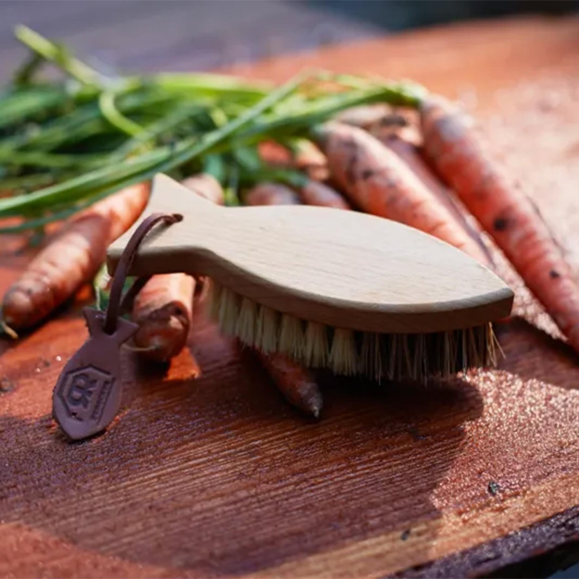 REDECKER（レデッカー）は、1935年にドイツ・フェルスマルトで創業された、天然素材を使用した高品質な生活道具を展開する老舗ブランドです。創業者フリーデル・レデッカー氏が視力を失ったことをきっかけに、手作業でブラシ製造を始めたことからスタートし、そのクラフトマンシップと品質へのこだわりは3世代にわたり継承されています。製品には天然木や植物繊維、動物毛などの自然素材が用いられ、環境に配慮したプラスチックフリーな暮らしを実現します。ナチュラルクリーニングやサステナブルなライフスタイルを志向する人々に人気があり、ドイツ製の確かな品質と伝統工芸品としての信頼性も評価されています。北欧風やミニマルな空間に調和する、美しく機能的なデザインも大きな魅力。REDECKERは、「クラフト」「デザイン」「品質」を大切にした、持続可能で丁寧な暮らしを支えるエコブランドとして、世界中で愛され続けています。