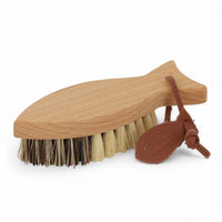 REDECKER（レデッカー）は、1935年にドイツ・フェルスマルトで創業された、天然素材を使用した高品質な生活道具を展開する老舗ブランドです。創業者フリーデル・レデッカー氏が視力を失ったことをきっかけに、手作業でブラシ製造を始めたことからスタートし、そのクラフトマンシップと品質へのこだわりは3世代にわたり継承されています。製品には天然木や植物繊維、動物毛などの自然素材が用いられ、環境に配慮したプラスチックフリーな暮らしを実現します。ナチュラルクリーニングやサステナブルなライフスタイルを志向する人々に人気があり、ドイツ製の確かな品質と伝統工芸品としての信頼性も評価されています。北欧風やミニマルな空間に調和する、美しく機能的なデザインも大きな魅力。REDECKERは、「クラフト」「デザイン」「品質」を大切にした、持続可能で丁寧な暮らしを支えるエコブランドとして、世界中で愛され続けています。