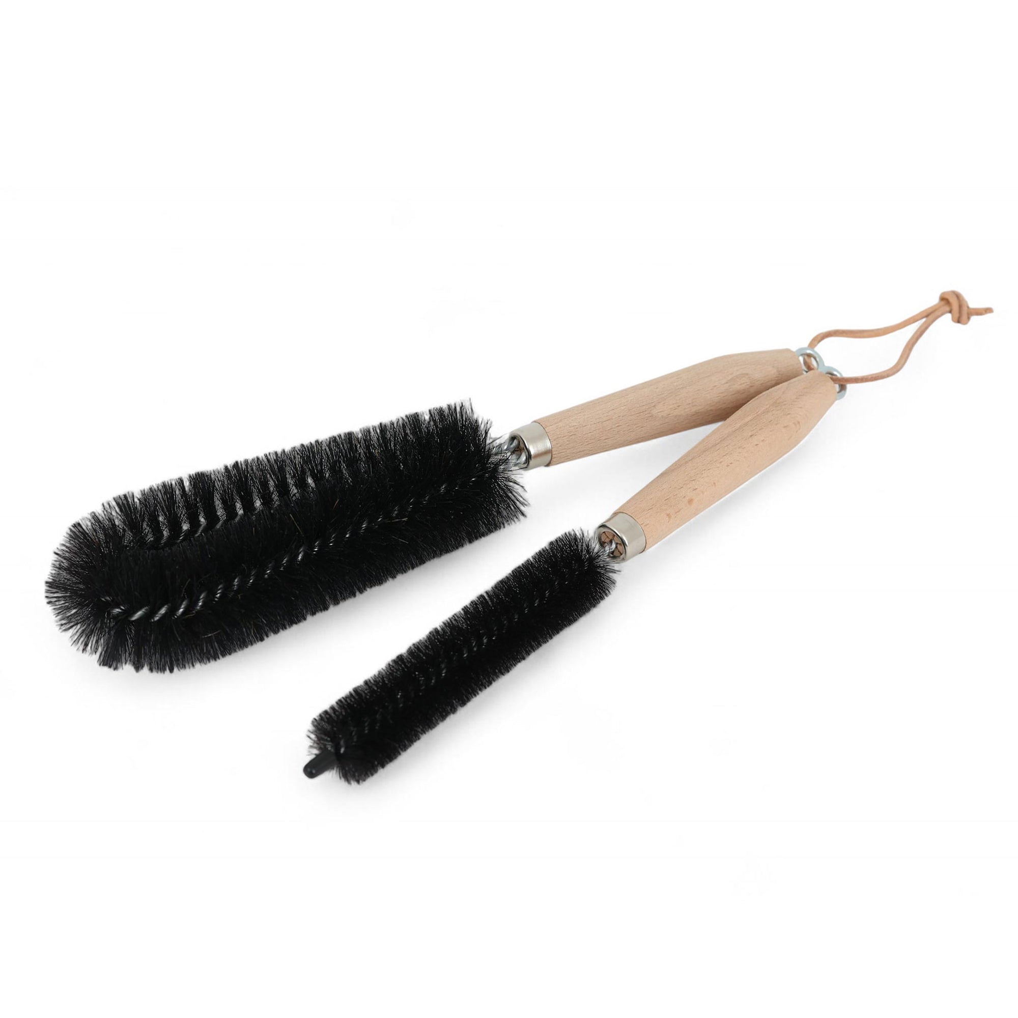 REDECKER（レデッカー）は、1935年にドイツ・フェルスマルトで創業された、天然素材を使用した高品質な生活道具を展開する老舗ブランドです。創業者フリーデル・レデッカー氏が視力を失ったことをきっかけに、手作業でブラシ製造を始めたことからスタートし、そのクラフトマンシップと品質へのこだわりは3世代にわたり継承されています。製品には天然木や植物繊維、動物毛などの自然素材が用いられ、環境に配慮したプラスチックフリーな暮らしを実現します。ナチュラルクリーニングやサステナブルなライフスタイルを志向する人々に人気があり、ドイツ製の確かな品質と伝統工芸品としての信頼性も評価されています。北欧風やミニマルな空間に調和する、美しく機能的なデザインも大きな魅力。REDECKERは、「クラフト」「デザイン」「品質」を大切にした、持続可能で丁寧な暮らしを支えるエコブランドとして、世界中で愛され続けています。