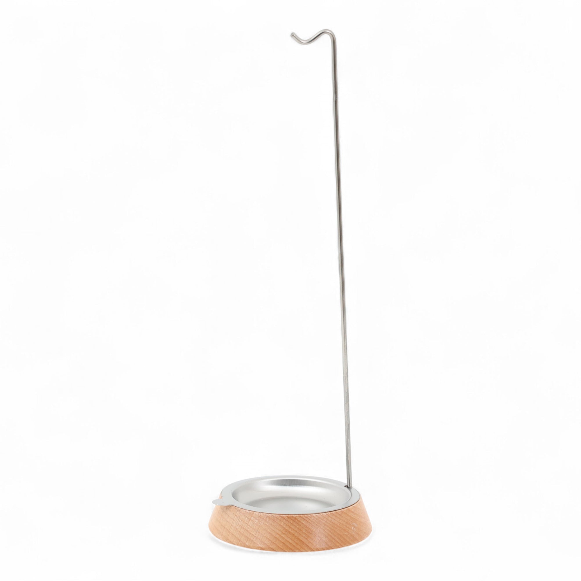 REDECKER（レデッカー）は、1935年にドイツ・フェルスマルトで創業された、天然素材を使用した高品質な生活道具を展開する老舗ブランドです。創業者フリーデル・レデッカー氏が視力を失ったことをきっかけに、手作業でブラシ製造を始めたことからスタートし、そのクラフトマンシップと品質へのこだわりは3世代にわたり継承されています。製品には天然木や植物繊維、動物毛などの自然素材が用いられ、環境に配慮したプラスチックフリーな暮らしを実現します。ナチュラルクリーニングやサステナブルなライフスタイルを志向する人々に人気があり、ドイツ製の確かな品質と伝統工芸品としての信頼性も評価されています。北欧風やミニマルな空間に調和する、美しく機能的なデザインも大きな魅力。REDECKERは、「クラフト」「デザイン」「品質」を大切にした、持続可能で丁寧な暮らしを支えるエコブランドとして、世界中で愛され続けています。