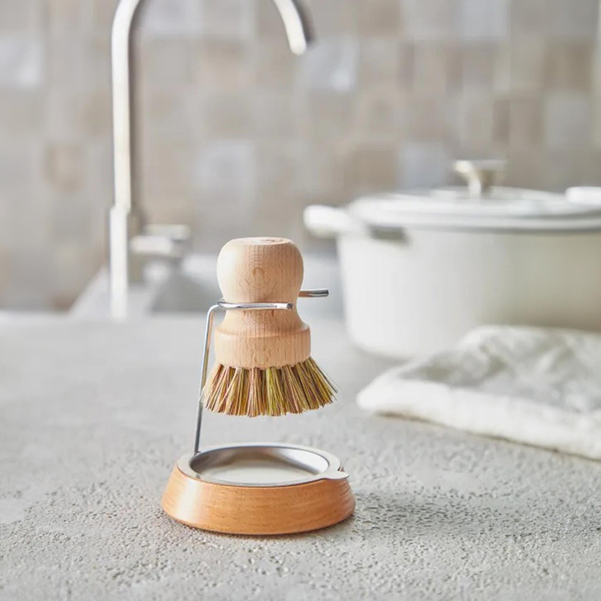 REDECKER（レデッカー）は、1935年にドイツ・フェルスマルトで創業された、天然素材を使用した高品質な生活道具を展開する老舗ブランドです。創業者フリーデル・レデッカー氏が視力を失ったことをきっかけに、手作業でブラシ製造を始めたことからスタートし、そのクラフトマンシップと品質へのこだわりは3世代にわたり継承されています。製品には天然木や植物繊維、動物毛などの自然素材が用いられ、環境に配慮したプラスチックフリーな暮らしを実現します。ナチュラルクリーニングやサステナブルなライフスタイルを志向する人々に人気があり、ドイツ製の確かな品質と伝統工芸品としての信頼性も評価されています。北欧風やミニマルな空間に調和する、美しく機能的なデザインも大きな魅力。REDECKERは、「クラフト」「デザイン」「品質」を大切にした、持続可能で丁寧な暮らしを支えるエコブランドとして、世界中で愛され続けています。