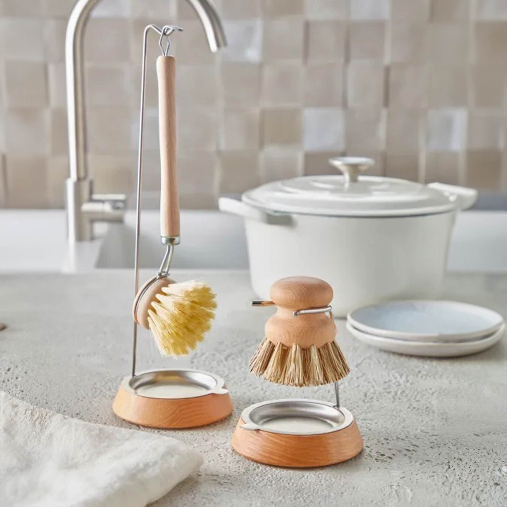 REDECKER（レデッカー）は、1935年にドイツ・フェルスマルトで創業された、天然素材を使用した高品質な生活道具を展開する老舗ブランドです。創業者フリーデル・レデッカー氏が視力を失ったことをきっかけに、手作業でブラシ製造を始めたことからスタートし、そのクラフトマンシップと品質へのこだわりは3世代にわたり継承されています。製品には天然木や植物繊維、動物毛などの自然素材が用いられ、環境に配慮したプラスチックフリーな暮らしを実現します。ナチュラルクリーニングやサステナブルなライフスタイルを志向する人々に人気があり、ドイツ製の確かな品質と伝統工芸品としての信頼性も評価されています。北欧風やミニマルな空間に調和する、美しく機能的なデザインも大きな魅力。REDECKERは、「クラフト」「デザイン」「品質」を大切にした、持続可能で丁寧な暮らしを支えるエコブランドとして、世界中で愛され続けています。