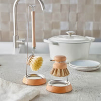 REDECKER（レデッカー）は、1935年にドイツ・フェルスマルトで創業された、天然素材を使用した高品質な生活道具を展開する老舗ブランドです。創業者フリーデル・レデッカー氏が視力を失ったことをきっかけに、手作業でブラシ製造を始めたことからスタートし、そのクラフトマンシップと品質へのこだわりは3世代にわたり継承されています。製品には天然木や植物繊維、動物毛などの自然素材が用いられ、環境に配慮したプラスチックフリーな暮らしを実現します。ナチュラルクリーニングやサステナブルなライフスタイルを志向する人々に人気があり、ドイツ製の確かな品質と伝統工芸品としての信頼性も評価されています。北欧風やミニマルな空間に調和する、美しく機能的なデザインも大きな魅力。REDECKERは、「クラフト」「デザイン」「品質」を大切にした、持続可能で丁寧な暮らしを支えるエコブランドとして、世界中で愛され続けています。