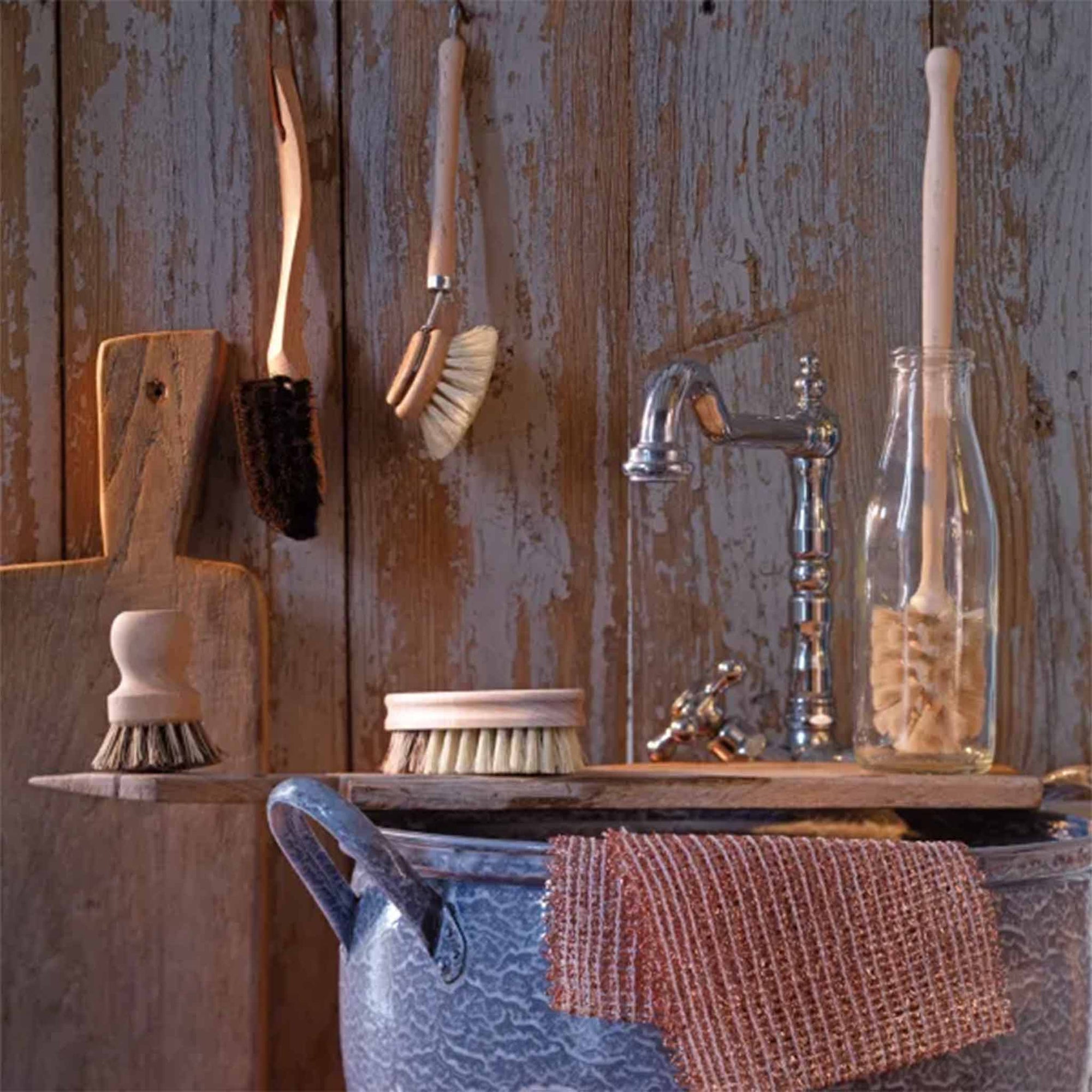 REDECKER（レデッカー）は、1935年にドイツ・フェルスマルトで創業された、天然素材を使用した高品質な生活道具を展開する老舗ブランドです。創業者フリーデル・レデッカー氏が視力を失ったことをきっかけに、手作業でブラシ製造を始めたことからスタートし、そのクラフトマンシップと品質へのこだわりは3世代にわたり継承されています。製品には天然木や植物繊維、動物毛などの自然素材が用いられ、環境に配慮したプラスチックフリーな暮らしを実現します。ナチュラルクリーニングやサステナブルなライフスタイルを志向する人々に人気があり、ドイツ製の確かな品質と伝統工芸品としての信頼性も評価されています。北欧風やミニマルな空間に調和する、美しく機能的なデザインも大きな魅力。REDECKERは、「クラフト」「デザイン」「品質」を大切にした、持続可能で丁寧な暮らしを支えるエコブランドとして、世界中で愛され続けています。