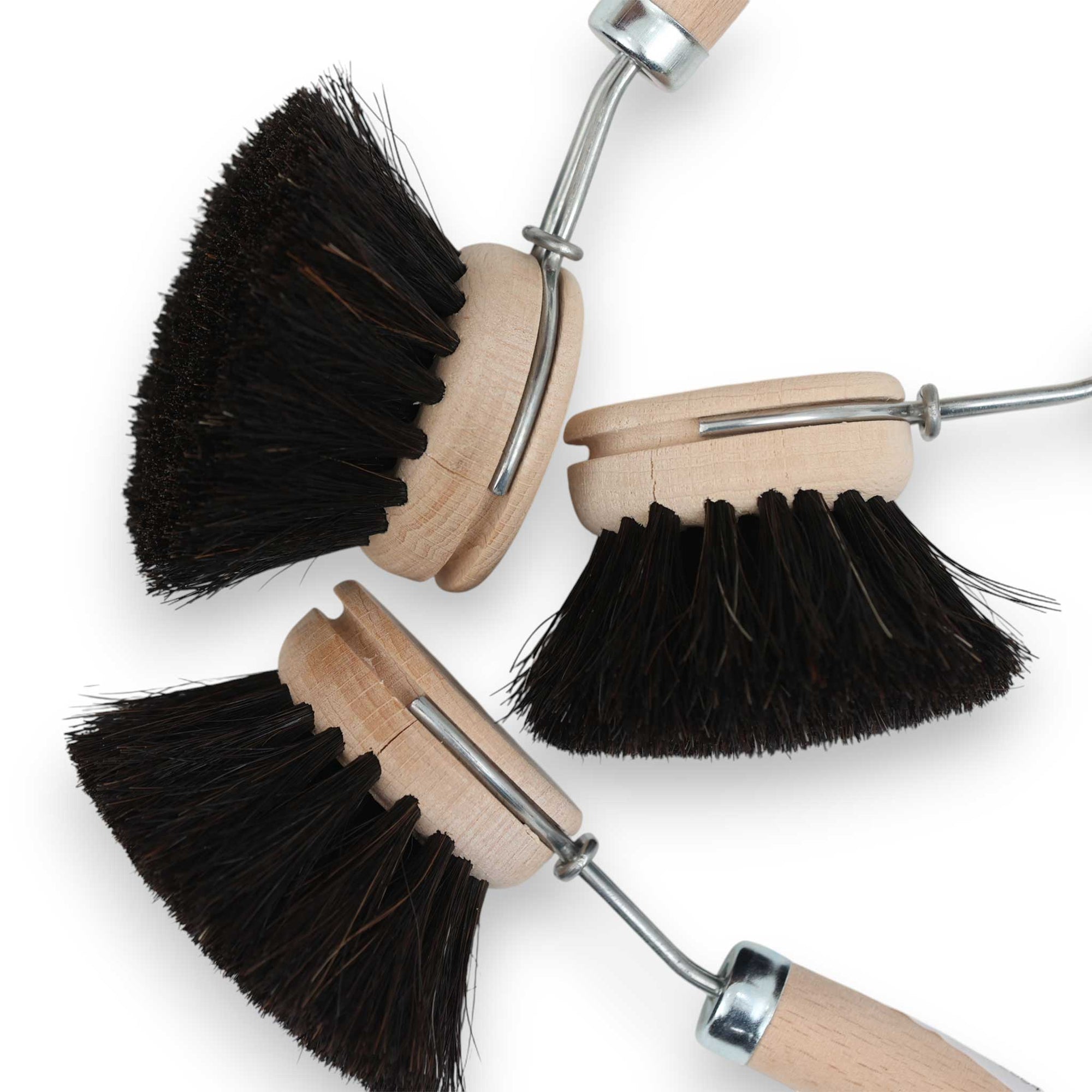 REDECKER（レデッカー）は、1935年にドイツ・フェルスマルトで創業された、天然素材を使用した高品質な生活道具を展開する老舗ブランドです。創業者フリーデル・レデッカー氏が視力を失ったことをきっかけに、手作業でブラシ製造を始めたことからスタートし、そのクラフトマンシップと品質へのこだわりは3世代にわたり継承されています。製品には天然木や植物繊維、動物毛などの自然素材が用いられ、環境に配慮したプラスチックフリーな暮らしを実現します。ナチュラルクリーニングやサステナブルなライフスタイルを志向する人々に人気があり、ドイツ製の確かな品質と伝統工芸品としての信頼性も評価されています。北欧風やミニマルな空間に調和する、美しく機能的なデザインも大きな魅力。REDECKERは、「クラフト」「デザイン」「品質」を大切にした、持続可能で丁寧な暮らしを支えるエコブランドとして、世界中で愛され続けています。