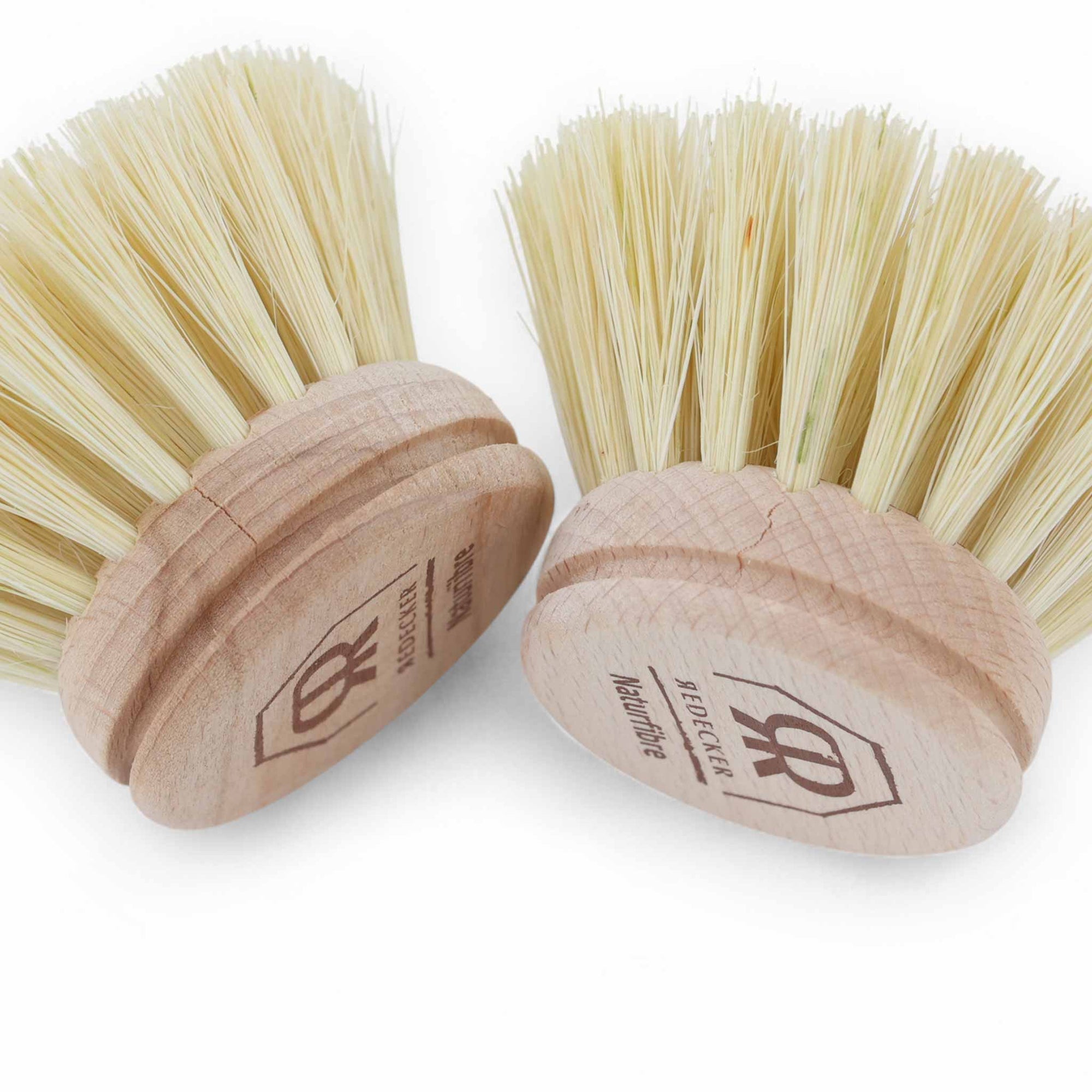 REDECKER（レデッカー）は、1935年にドイツ・フェルスマルトで創業された、天然素材を使用した高品質な生活道具を展開する老舗ブランドです。創業者フリーデル・レデッカー氏が視力を失ったことをきっかけに、手作業でブラシ製造を始めたことからスタートし、そのクラフトマンシップと品質へのこだわりは3世代にわたり継承されています。製品には天然木や植物繊維、動物毛などの自然素材が用いられ、環境に配慮したプラスチックフリーな暮らしを実現します。ナチュラルクリーニングやサステナブルなライフスタイルを志向する人々に人気があり、ドイツ製の確かな品質と伝統工芸品としての信頼性も評価されています。北欧風やミニマルな空間に調和する、美しく機能的なデザインも大きな魅力。REDECKERは、「クラフト」「デザイン」「品質」を大切にした、持続可能で丁寧な暮らしを支えるエコブランドとして、世界中で愛され続けています。