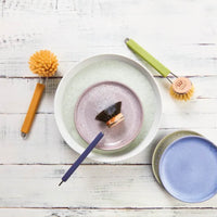 REDECKER（レデッカー）は、1935年にドイツ・フェルスマルトで創業された、天然素材を使用した高品質な生活道具を展開する老舗ブランドです。創業者フリーデル・レデッカー氏が視力を失ったことをきっかけに、手作業でブラシ製造を始めたことからスタートし、そのクラフトマンシップと品質へのこだわりは3世代にわたり継承されています。製品には天然木や植物繊維、動物毛などの自然素材が用いられ、環境に配慮したプラスチックフリーな暮らしを実現します。ナチュラルクリーニングやサステナブルなライフスタイルを志向する人々に人気があり、ドイツ製の確かな品質と伝統工芸品としての信頼性も評価されています。北欧風やミニマルな空間に調和する、美しく機能的なデザインも大きな魅力。REDECKERは、「クラフト」「デザイン」「品質」を大切にした、持続可能で丁寧な暮らしを支えるエコブランドとして、世界中で愛され続けています。