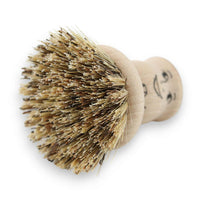 REDECKER（レデッカー）は、1935年にドイツ・フェルスマルトで創業された、天然素材を使用した高品質な生活道具を展開する老舗ブランドです。創業者フリーデル・レデッカー氏が視力を失ったことをきっかけに、手作業でブラシ製造を始めたことからスタートし、そのクラフトマンシップと品質へのこだわりは3世代にわたり継承されています。製品には天然木や植物繊維、動物毛などの自然素材が用いられ、環境に配慮したプラスチックフリーな暮らしを実現します。ナチュラルクリーニングやサステナブルなライフスタイルを志向する人々に人気があり、ドイツ製の確かな品質と伝統工芸品としての信頼性も評価されています。北欧風やミニマルな空間に調和する、美しく機能的なデザインも大きな魅力。REDECKERは、「クラフト」「デザイン」「品質」を大切にした、持続可能で丁寧な暮らしを支えるエコブランドとして、世界中で愛され続けています。