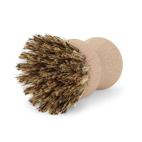 REDECKER（レデッカー）は、1935年にドイツ・フェルスマルトで創業された、天然素材を使用した高品質な生活道具を展開する老舗ブランドです。創業者フリーデル・レデッカー氏が視力を失ったことをきっかけに、手作業でブラシ製造を始めたことからスタートし、そのクラフトマンシップと品質へのこだわりは3世代にわたり継承されています。製品には天然木や植物繊維、動物毛などの自然素材が用いられ、環境に配慮したプラスチックフリーな暮らしを実現します。ナチュラルクリーニングやサステナブルなライフスタイルを志向する人々に人気があり、ドイツ製の確かな品質と伝統工芸品としての信頼性も評価されています。北欧風やミニマルな空間に調和する、美しく機能的なデザインも大きな魅力。REDECKERは、「クラフト」「デザイン」「品質」を大切にした、持続可能で丁寧な暮らしを支えるエコブランドとして、世界中で愛され続けています。