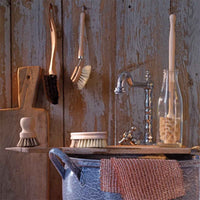 REDECKER（レデッカー）は、1935年にドイツ・フェルスマルトで創業された、天然素材を使用した高品質な生活道具を展開する老舗ブランドです。創業者フリーデル・レデッカー氏が視力を失ったことをきっかけに、手作業でブラシ製造を始めたことからスタートし、そのクラフトマンシップと品質へのこだわりは3世代にわたり継承されています。製品には天然木や植物繊維、動物毛などの自然素材が用いられ、環境に配慮したプラスチックフリーな暮らしを実現します。ナチュラルクリーニングやサステナブルなライフスタイルを志向する人々に人気があり、ドイツ製の確かな品質と伝統工芸品としての信頼性も評価されています。北欧風やミニマルな空間に調和する、美しく機能的なデザインも大きな魅力。REDECKERは、「クラフト」「デザイン」「品質」を大切にした、持続可能で丁寧な暮らしを支えるエコブランドとして、世界中で愛され続けています。