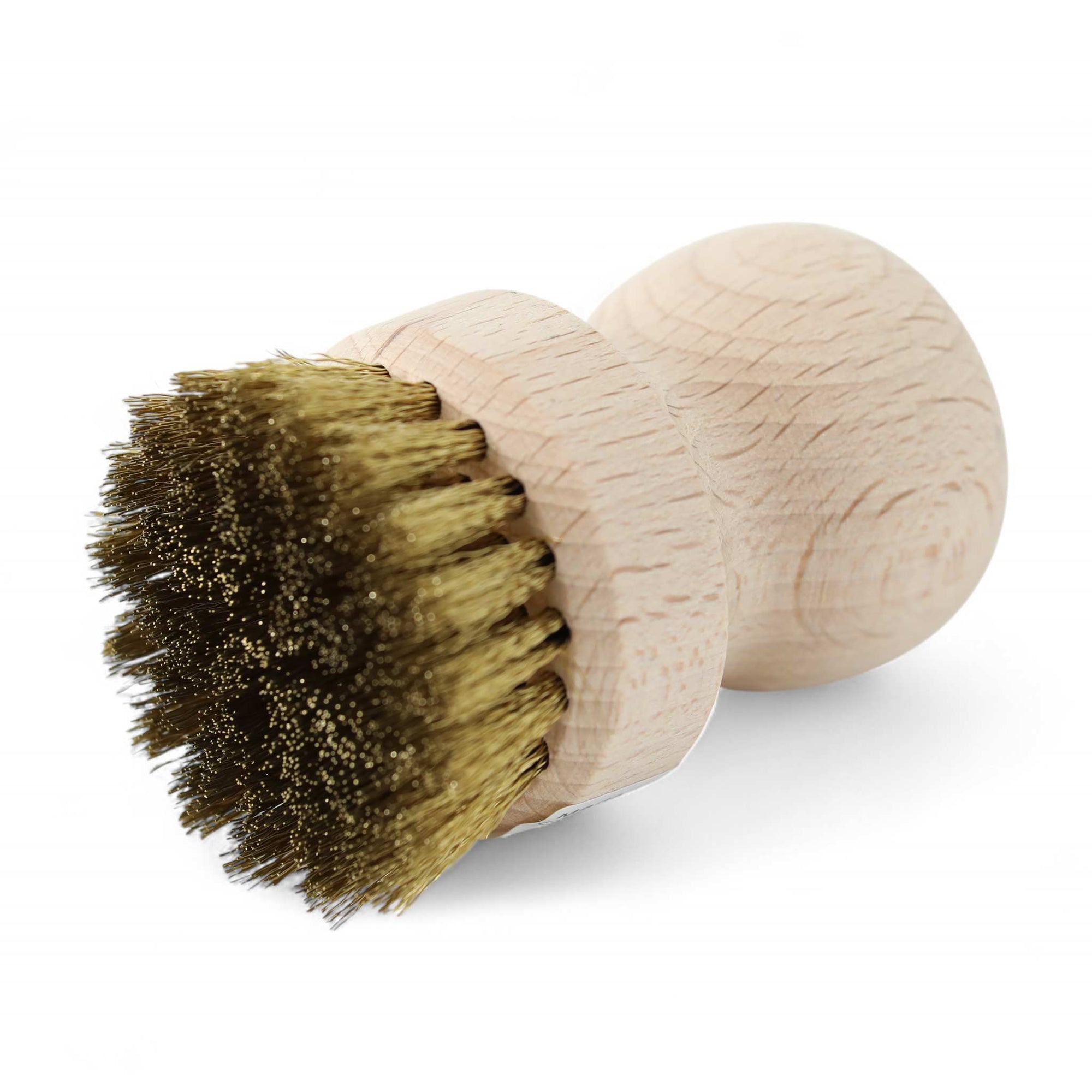 REDECKER（レデッカー）は、1935年にドイツ・フェルスマルトで創業された、天然素材を使用した高品質な生活道具を展開する老舗ブランドです。創業者フリーデル・レデッカー氏が視力を失ったことをきっかけに、手作業でブラシ製造を始めたことからスタートし、そのクラフトマンシップと品質へのこだわりは3世代にわたり継承されています。製品には天然木や植物繊維、動物毛などの自然素材が用いられ、環境に配慮したプラスチックフリーな暮らしを実現します。ナチュラルクリーニングやサステナブルなライフスタイルを志向する人々に人気があり、ドイツ製の確かな品質と伝統工芸品としての信頼性も評価されています。北欧風やミニマルな空間に調和する、美しく機能的なデザインも大きな魅力。REDECKERは、「クラフト」「デザイン」「品質」を大切にした、持続可能で丁寧な暮らしを支えるエコブランドとして、世界中で愛され続けています。