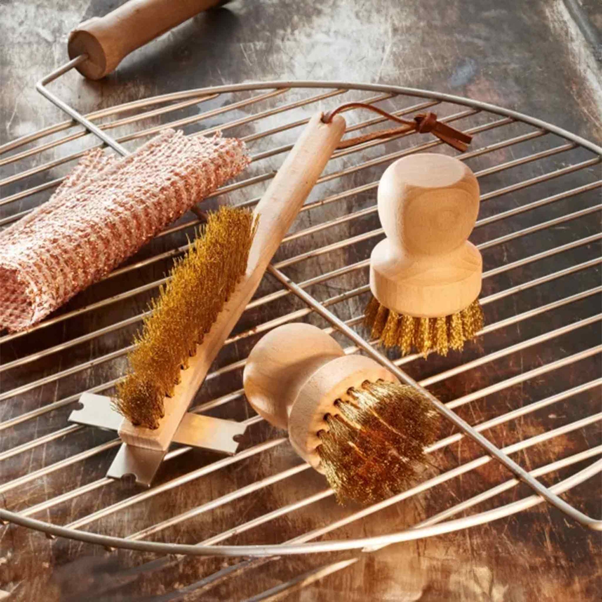 REDECKER（レデッカー）は、1935年にドイツ・フェルスマルトで創業された、天然素材を使用した高品質な生活道具を展開する老舗ブランドです。創業者フリーデル・レデッカー氏が視力を失ったことをきっかけに、手作業でブラシ製造を始めたことからスタートし、そのクラフトマンシップと品質へのこだわりは3世代にわたり継承されています。製品には天然木や植物繊維、動物毛などの自然素材が用いられ、環境に配慮したプラスチックフリーな暮らしを実現します。ナチュラルクリーニングやサステナブルなライフスタイルを志向する人々に人気があり、ドイツ製の確かな品質と伝統工芸品としての信頼性も評価されています。北欧風やミニマルな空間に調和する、美しく機能的なデザインも大きな魅力。REDECKERは、「クラフト」「デザイン」「品質」を大切にした、持続可能で丁寧な暮らしを支えるエコブランドとして、世界中で愛され続けています。