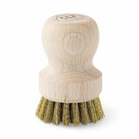 REDECKER（レデッカー）は、1935年にドイツ・フェルスマルトで創業された、天然素材を使用した高品質な生活道具を展開する老舗ブランドです。創業者フリーデル・レデッカー氏が視力を失ったことをきっかけに、手作業でブラシ製造を始めたことからスタートし、そのクラフトマンシップと品質へのこだわりは3世代にわたり継承されています。製品には天然木や植物繊維、動物毛などの自然素材が用いられ、環境に配慮したプラスチックフリーな暮らしを実現します。ナチュラルクリーニングやサステナブルなライフスタイルを志向する人々に人気があり、ドイツ製の確かな品質と伝統工芸品としての信頼性も評価されています。北欧風やミニマルな空間に調和する、美しく機能的なデザインも大きな魅力。REDECKERは、「クラフト」「デザイン」「品質」を大切にした、持続可能で丁寧な暮らしを支えるエコブランドとして、世界中で愛され続けています。