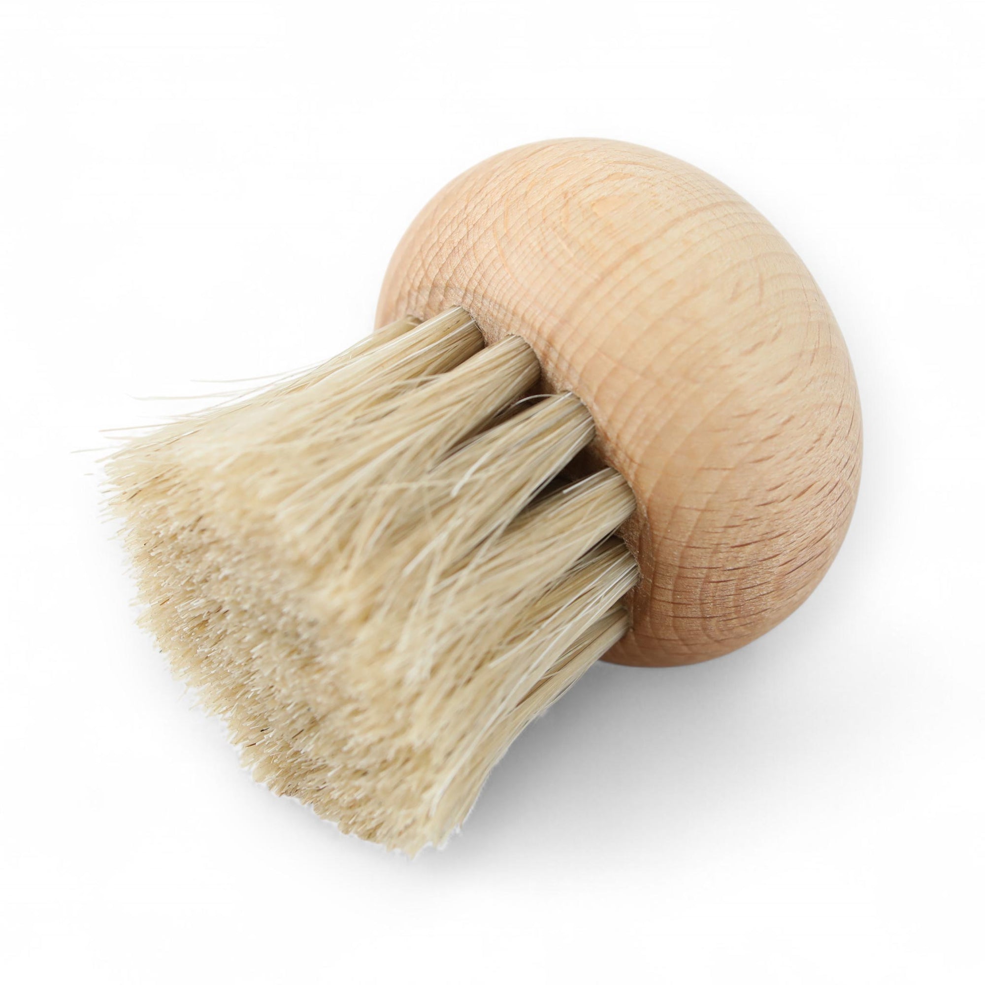 REDECKER（レデッカー）は、1935年にドイツ・フェルスマルトで創業された、天然素材を使用した高品質な生活道具を展開する老舗ブランドです。創業者フリーデル・レデッカー氏が視力を失ったことをきっかけに、手作業でブラシ製造を始めたことからスタートし、そのクラフトマンシップと品質へのこだわりは3世代にわたり継承されています。製品には天然木や植物繊維、動物毛などの自然素材が用いられ、環境に配慮したプラスチックフリーな暮らしを実現します。ナチュラルクリーニングやサステナブルなライフスタイルを志向する人々に人気があり、ドイツ製の確かな品質と伝統工芸品としての信頼性も評価されています。北欧風やミニマルな空間に調和する、美しく機能的なデザインも大きな魅力。REDECKERは、「クラフト」「デザイン」「品質」を大切にした、持続可能で丁寧な暮らしを支えるエコブランドとして、世界中で愛され続けています。