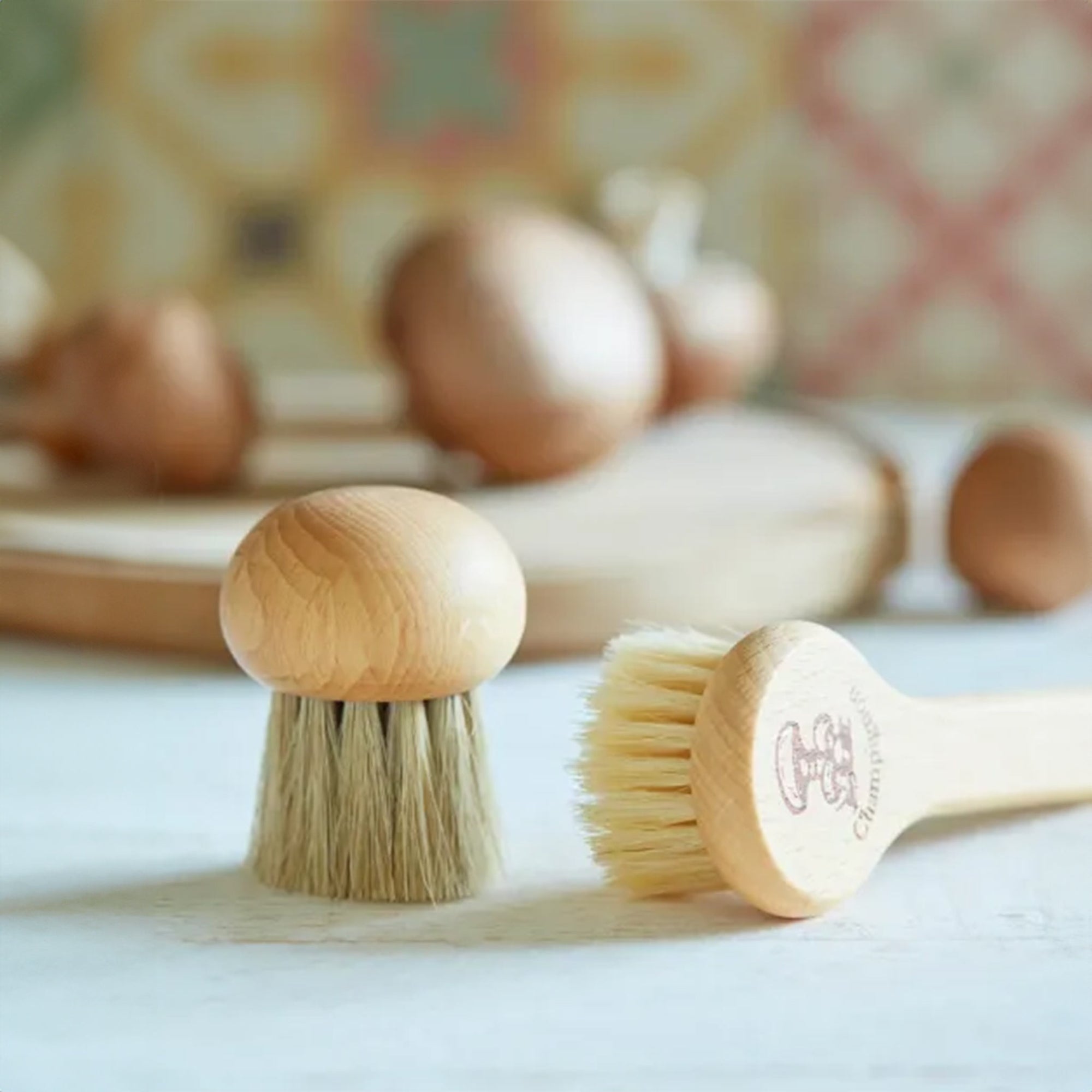 REDECKER（レデッカー）は、1935年にドイツ・フェルスマルトで創業された、天然素材を使用した高品質な生活道具を展開する老舗ブランドです。創業者フリーデル・レデッカー氏が視力を失ったことをきっかけに、手作業でブラシ製造を始めたことからスタートし、そのクラフトマンシップと品質へのこだわりは3世代にわたり継承されています。製品には天然木や植物繊維、動物毛などの自然素材が用いられ、環境に配慮したプラスチックフリーな暮らしを実現します。ナチュラルクリーニングやサステナブルなライフスタイルを志向する人々に人気があり、ドイツ製の確かな品質と伝統工芸品としての信頼性も評価されています。北欧風やミニマルな空間に調和する、美しく機能的なデザインも大きな魅力。REDECKERは、「クラフト」「デザイン」「品質」を大切にした、持続可能で丁寧な暮らしを支えるエコブランドとして、世界中で愛され続けています。