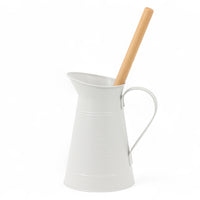 REDECKER（レデッカー）は、1935年にドイツ・フェルスマルトで創業された、天然素材を使用した高品質な生活道具を展開する老舗ブランドです。創業者フリーデル・レデッカー氏が視力を失ったことをきっかけに、手作業でブラシ製造を始めたことからスタートし、そのクラフトマンシップと品質へのこだわりは3世代にわたり継承されています。製品には天然木や植物繊維、動物毛などの自然素材が用いられ、環境に配慮したプラスチックフリーな暮らしを実現します。ナチュラルクリーニングやサステナブルなライフスタイルを志向する人々に人気があり、ドイツ製の確かな品質と伝統工芸品としての信頼性も評価されています。北欧風やミニマルな空間に調和する、美しく機能的なデザインも大きな魅力。REDECKERは、「クラフト」「デザイン」「品質」を大切にした、持続可能で丁寧な暮らしを支えるエコブランドとして、世界中で愛され続けています。