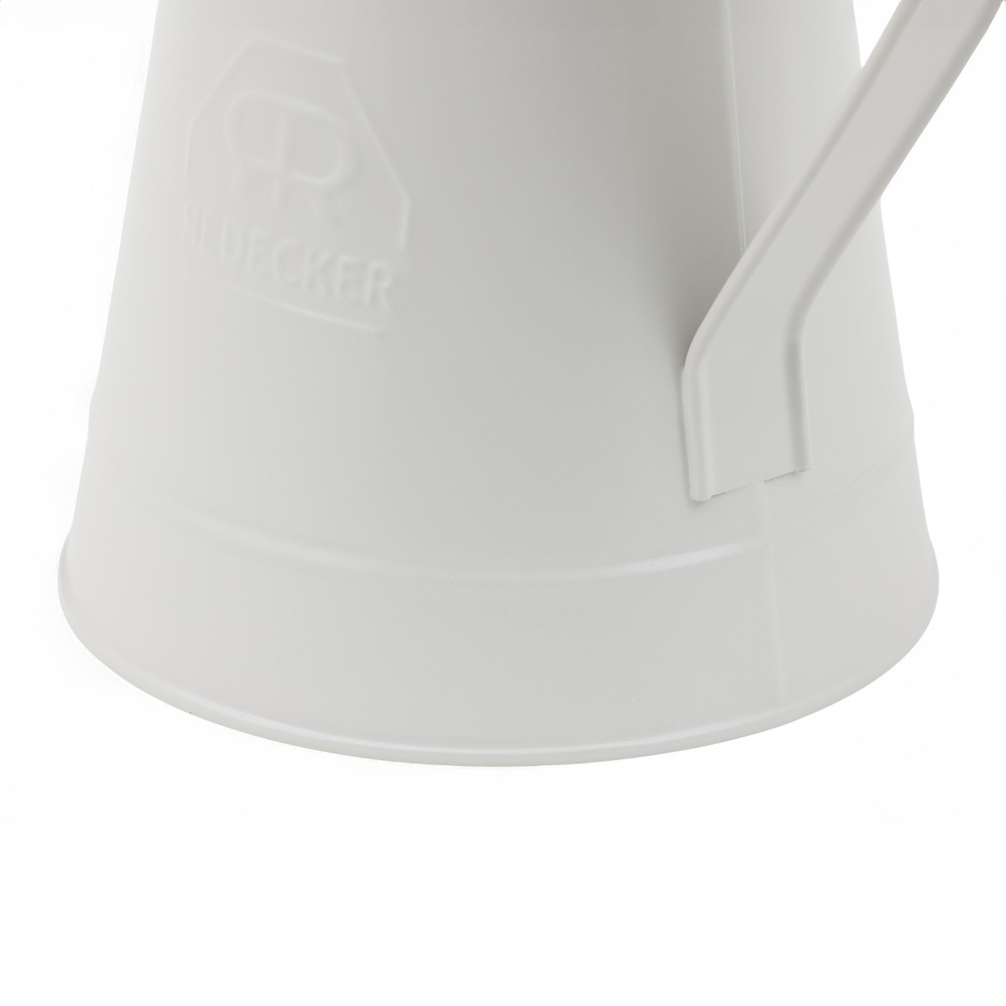 REDECKER（レデッカー）は、1935年にドイツ・フェルスマルトで創業された、天然素材を使用した高品質な生活道具を展開する老舗ブランドです。創業者フリーデル・レデッカー氏が視力を失ったことをきっかけに、手作業でブラシ製造を始めたことからスタートし、そのクラフトマンシップと品質へのこだわりは3世代にわたり継承されています。製品には天然木や植物繊維、動物毛などの自然素材が用いられ、環境に配慮したプラスチックフリーな暮らしを実現します。ナチュラルクリーニングやサステナブルなライフスタイルを志向する人々に人気があり、ドイツ製の確かな品質と伝統工芸品としての信頼性も評価されています。北欧風やミニマルな空間に調和する、美しく機能的なデザインも大きな魅力。REDECKERは、「クラフト」「デザイン」「品質」を大切にした、持続可能で丁寧な暮らしを支えるエコブランドとして、世界中で愛され続けています。