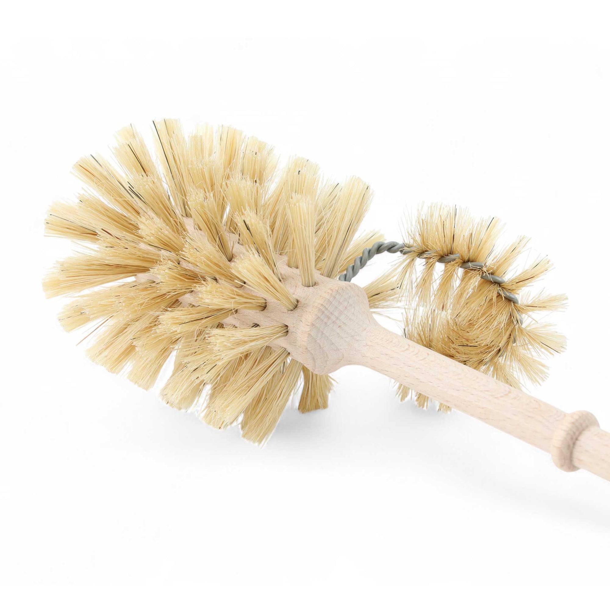 REDECKER（レデッカー）は、1935年にドイツ・フェルスマルトで創業された、天然素材を使用した高品質な生活道具を展開する老舗ブランドです。創業者フリーデル・レデッカー氏が視力を失ったことをきっかけに、手作業でブラシ製造を始めたことからスタートし、そのクラフトマンシップと品質へのこだわりは3世代にわたり継承されています。製品には天然木や植物繊維、動物毛などの自然素材が用いられ、環境に配慮したプラスチックフリーな暮らしを実現します。ナチュラルクリーニングやサステナブルなライフスタイルを志向する人々に人気があり、ドイツ製の確かな品質と伝統工芸品としての信頼性も評価されています。北欧風やミニマルな空間に調和する、美しく機能的なデザインも大きな魅力。REDECKERは、「クラフト」「デザイン」「品質」を大切にした、持続可能で丁寧な暮らしを支えるエコブランドとして、世界中で愛され続けています。