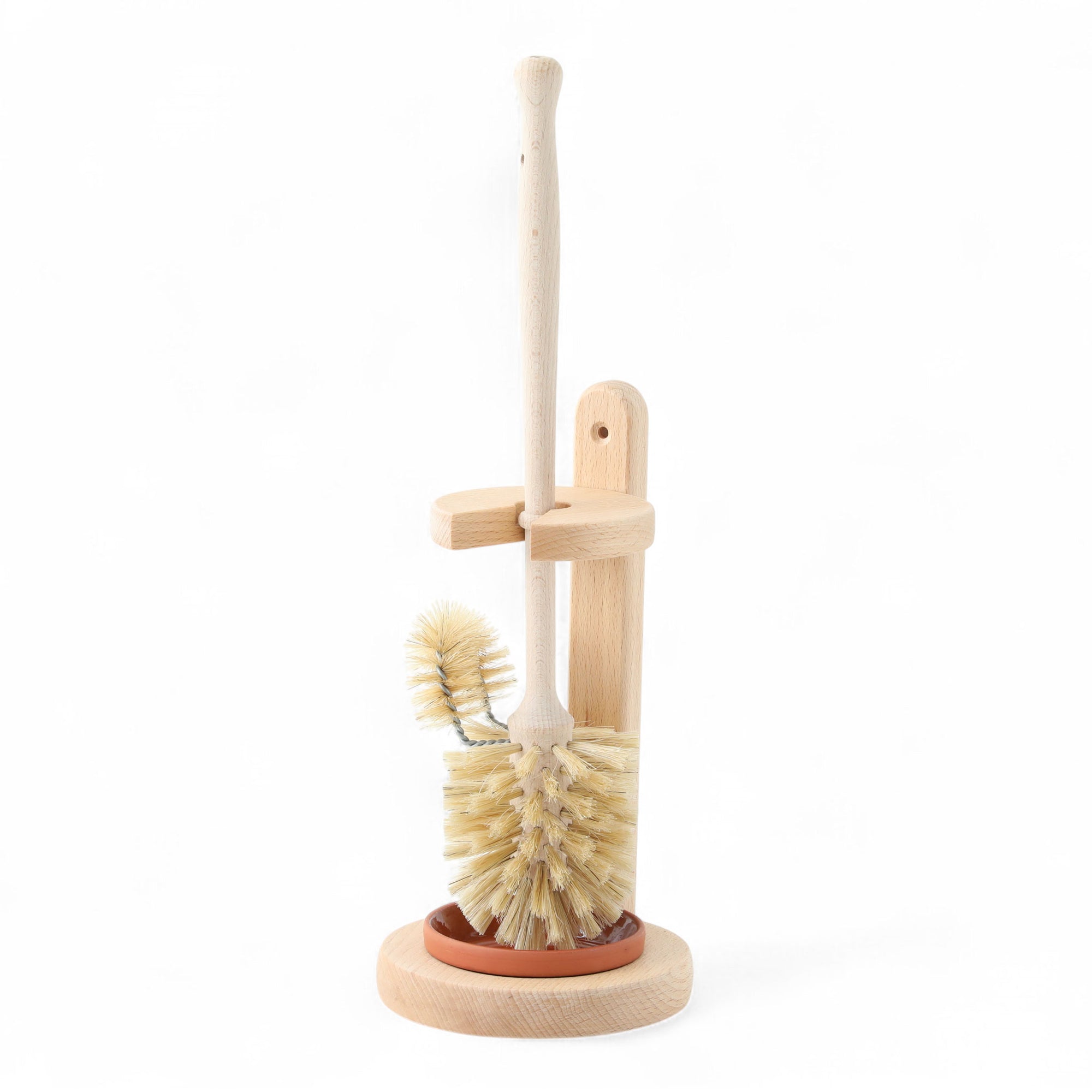 REDECKER（レデッカー）は、1935年にドイツ・フェルスマルトで創業された、天然素材を使用した高品質な生活道具を展開する老舗ブランドです。創業者フリーデル・レデッカー氏が視力を失ったことをきっかけに、手作業でブラシ製造を始めたことからスタートし、そのクラフトマンシップと品質へのこだわりは3世代にわたり継承されています。製品には天然木や植物繊維、動物毛などの自然素材が用いられ、環境に配慮したプラスチックフリーな暮らしを実現します。ナチュラルクリーニングやサステナブルなライフスタイルを志向する人々に人気があり、ドイツ製の確かな品質と伝統工芸品としての信頼性も評価されています。北欧風やミニマルな空間に調和する、美しく機能的なデザインも大きな魅力。REDECKERは、「クラフト」「デザイン」「品質」を大切にした、持続可能で丁寧な暮らしを支えるエコブランドとして、世界中で愛され続けています。