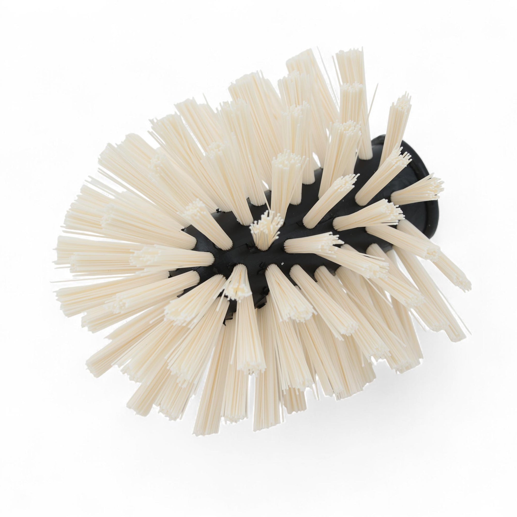 REDECKER（レデッカー）は、1935年にドイツ・フェルスマルトで創業された、天然素材を使用した高品質な生活道具を展開する老舗ブランドです。創業者フリーデル・レデッカー氏が視力を失ったことをきっかけに、手作業でブラシ製造を始めたことからスタートし、そのクラフトマンシップと品質へのこだわりは3世代にわたり継承されています。製品には天然木や植物繊維、動物毛などの自然素材が用いられ、環境に配慮したプラスチックフリーな暮らしを実現します。ナチュラルクリーニングやサステナブルなライフスタイルを志向する人々に人気があり、ドイツ製の確かな品質と伝統工芸品としての信頼性も評価されています。北欧風やミニマルな空間に調和する、美しく機能的なデザインも大きな魅力。REDECKERは、「クラフト」「デザイン」「品質」を大切にした、持続可能で丁寧な暮らしを支えるエコブランドとして、世界中で愛され続けています。