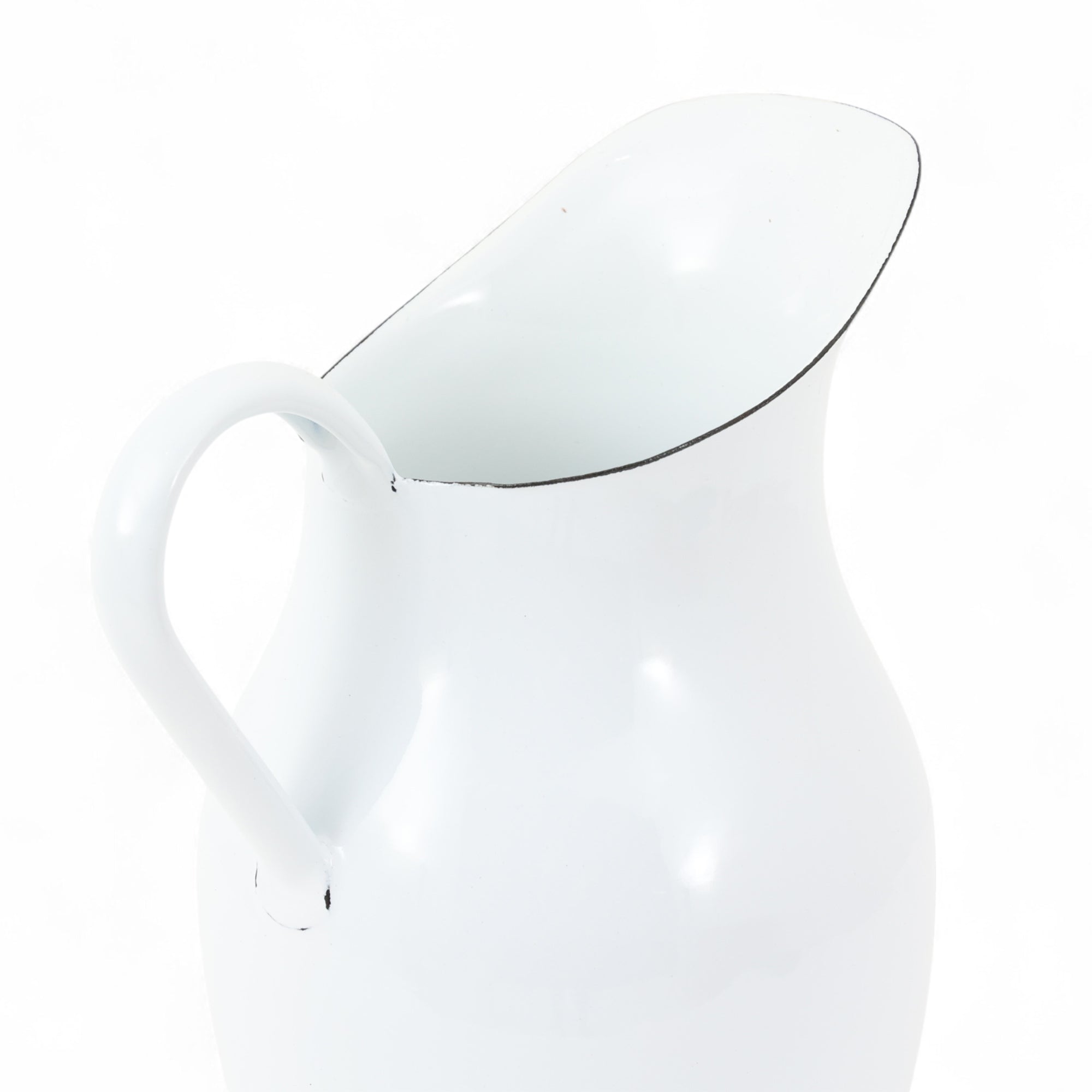 REDECKER（レデッカー）は、1935年にドイツ・フェルスマルトで創業された、天然素材を使用した高品質な生活道具を展開する老舗ブランドです。創業者フリーデル・レデッカー氏が視力を失ったことをきっかけに、手作業でブラシ製造を始めたことからスタートし、そのクラフトマンシップと品質へのこだわりは3世代にわたり継承されています。製品には天然木や植物繊維、動物毛などの自然素材が用いられ、環境に配慮したプラスチックフリーな暮らしを実現します。ナチュラルクリーニングやサステナブルなライフスタイルを志向する人々に人気があり、ドイツ製の確かな品質と伝統工芸品としての信頼性も評価されています。北欧風やミニマルな空間に調和する、美しく機能的なデザインも大きな魅力。REDECKERは、「クラフト」「デザイン」「品質」を大切にした、持続可能で丁寧な暮らしを支えるエコブランドとして、世界中で愛され続けています。