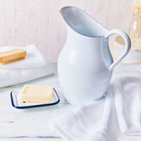 REDECKER（レデッカー）は、1935年にドイツ・フェルスマルトで創業された、天然素材を使用した高品質な生活道具を展開する老舗ブランドです。創業者フリーデル・レデッカー氏が視力を失ったことをきっかけに、手作業でブラシ製造を始めたことからスタートし、そのクラフトマンシップと品質へのこだわりは3世代にわたり継承されています。製品には天然木や植物繊維、動物毛などの自然素材が用いられ、環境に配慮したプラスチックフリーな暮らしを実現します。ナチュラルクリーニングやサステナブルなライフスタイルを志向する人々に人気があり、ドイツ製の確かな品質と伝統工芸品としての信頼性も評価されています。北欧風やミニマルな空間に調和する、美しく機能的なデザインも大きな魅力。REDECKERは、「クラフト」「デザイン」「品質」を大切にした、持続可能で丁寧な暮らしを支えるエコブランドとして、世界中で愛され続けています。