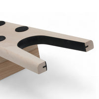 REDECKER（レデッカー）は、1935年にドイツ・フェルスマルトで創業された、天然素材を使用した高品質な生活道具を展開する老舗ブランドです。創業者フリーデル・レデッカー氏が視力を失ったことをきっかけに、手作業でブラシ製造を始めたことからスタートし、そのクラフトマンシップと品質へのこだわりは3世代にわたり継承されています。製品には天然木や植物繊維、動物毛などの自然素材が用いられ、環境に配慮したプラスチックフリーな暮らしを実現します。ナチュラルクリーニングやサステナブルなライフスタイルを志向する人々に人気があり、ドイツ製の確かな品質と伝統工芸品としての信頼性も評価されています。北欧風やミニマルな空間に調和する、美しく機能的なデザインも大きな魅力。REDECKERは、「クラフト」「デザイン」「品質」を大切にした、持続可能で丁寧な暮らしを支えるエコブランドとして、世界中で愛され続けています。