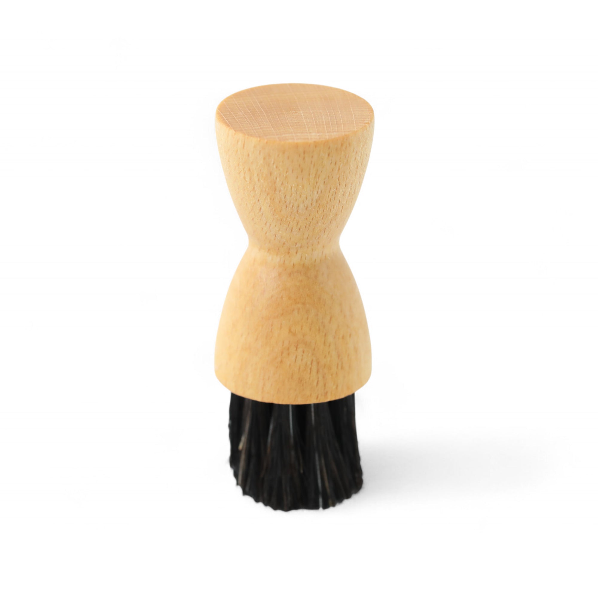 REDECKER（レデッカー）は、1935年にドイツ・フェルスマルトで創業された、天然素材を使用した高品質な生活道具を展開する老舗ブランドです。創業者フリーデル・レデッカー氏が視力を失ったことをきっかけに、手作業でブラシ製造を始めたことからスタートし、そのクラフトマンシップと品質へのこだわりは3世代にわたり継承されています。製品には天然木や植物繊維、動物毛などの自然素材が用いられ、環境に配慮したプラスチックフリーな暮らしを実現します。ナチュラルクリーニングやサステナブルなライフスタイルを志向する人々に人気があり、ドイツ製の確かな品質と伝統工芸品としての信頼性も評価されています。北欧風やミニマルな空間に調和する、美しく機能的なデザインも大きな魅力。REDECKERは、「クラフト」「デザイン」「品質」を大切にした、持続可能で丁寧な暮らしを支えるエコブランドとして、世界中で愛され続けています。