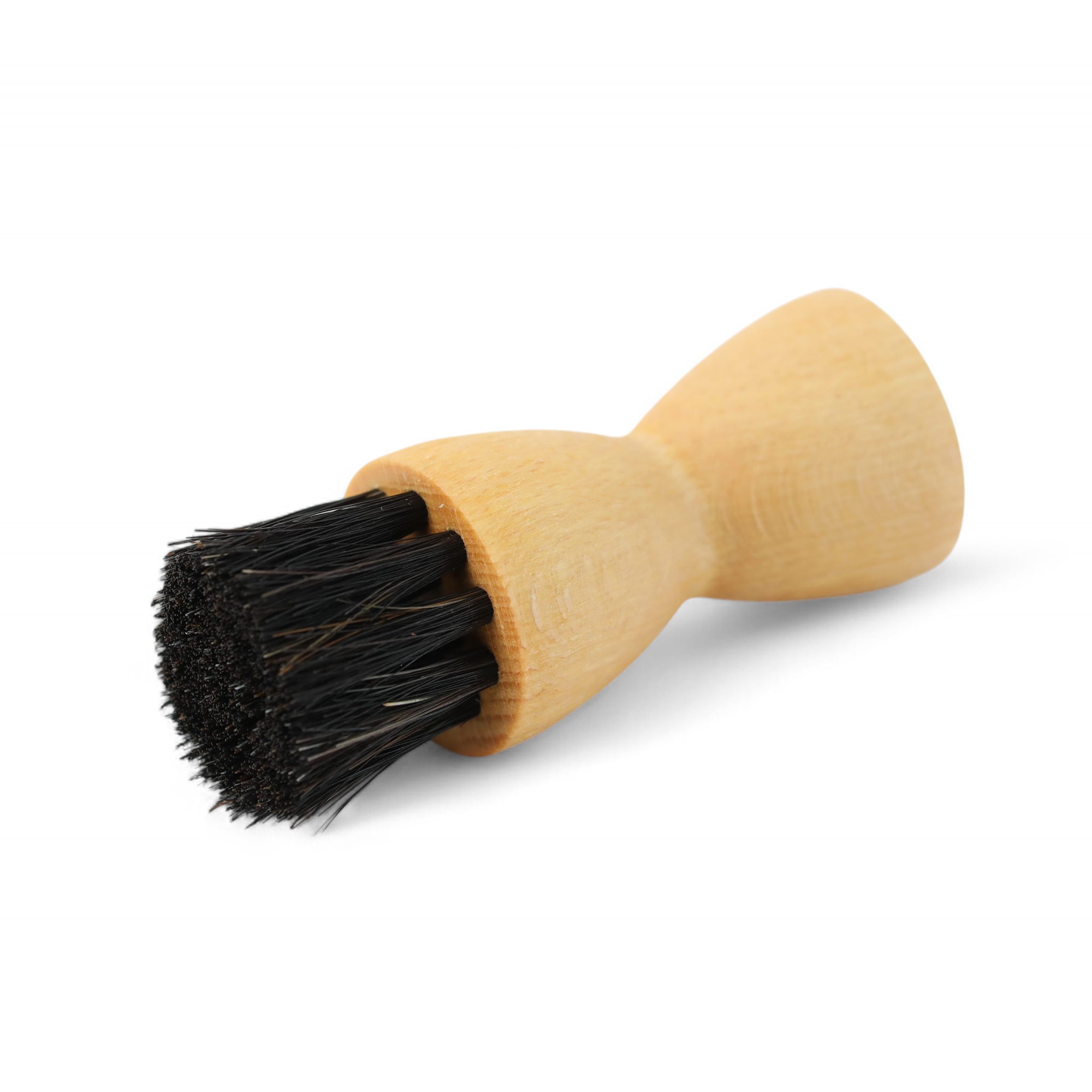 REDECKER（レデッカー）は、1935年にドイツ・フェルスマルトで創業された、天然素材を使用した高品質な生活道具を展開する老舗ブランドです。創業者フリーデル・レデッカー氏が視力を失ったことをきっかけに、手作業でブラシ製造を始めたことからスタートし、そのクラフトマンシップと品質へのこだわりは3世代にわたり継承されています。製品には天然木や植物繊維、動物毛などの自然素材が用いられ、環境に配慮したプラスチックフリーな暮らしを実現します。ナチュラルクリーニングやサステナブルなライフスタイルを志向する人々に人気があり、ドイツ製の確かな品質と伝統工芸品としての信頼性も評価されています。北欧風やミニマルな空間に調和する、美しく機能的なデザインも大きな魅力。REDECKERは、「クラフト」「デザイン」「品質」を大切にした、持続可能で丁寧な暮らしを支えるエコブランドとして、世界中で愛され続けています。