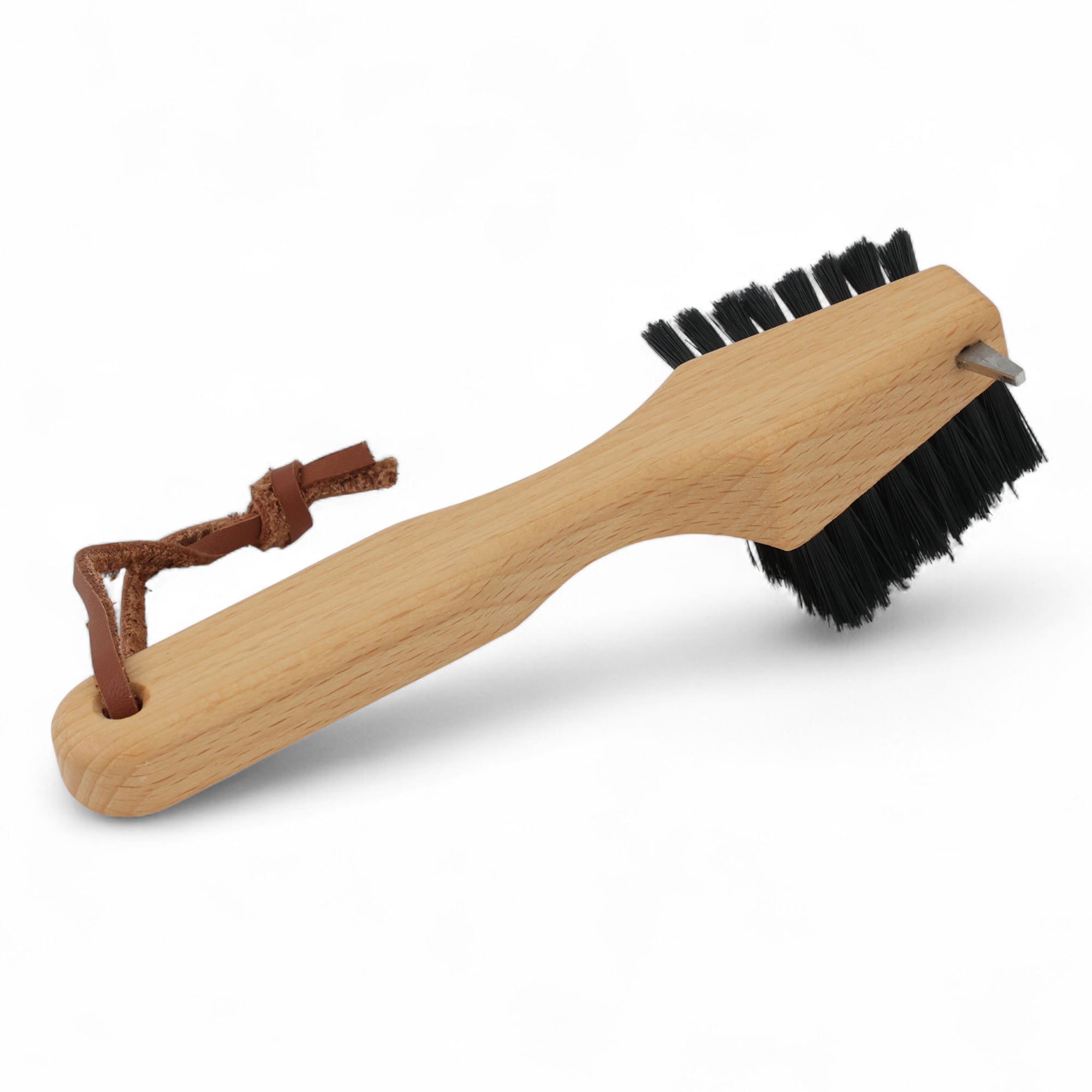 REDECKER（レデッカー）は、1935年にドイツ・フェルスマルトで創業された、天然素材を使用した高品質な生活道具を展開する老舗ブランドです。創業者フリーデル・レデッカー氏が視力を失ったことをきっかけに、手作業でブラシ製造を始めたことからスタートし、そのクラフトマンシップと品質へのこだわりは3世代にわたり継承されています。製品には天然木や植物繊維、動物毛などの自然素材が用いられ、環境に配慮したプラスチックフリーな暮らしを実現します。ナチュラルクリーニングやサステナブルなライフスタイルを志向する人々に人気があり、ドイツ製の確かな品質と伝統工芸品としての信頼性も評価されています。北欧風やミニマルな空間に調和する、美しく機能的なデザインも大きな魅力。REDECKERは、「クラフト」「デザイン」「品質」を大切にした、持続可能で丁寧な暮らしを支えるエコブランドとして、世界中で愛され続けています。