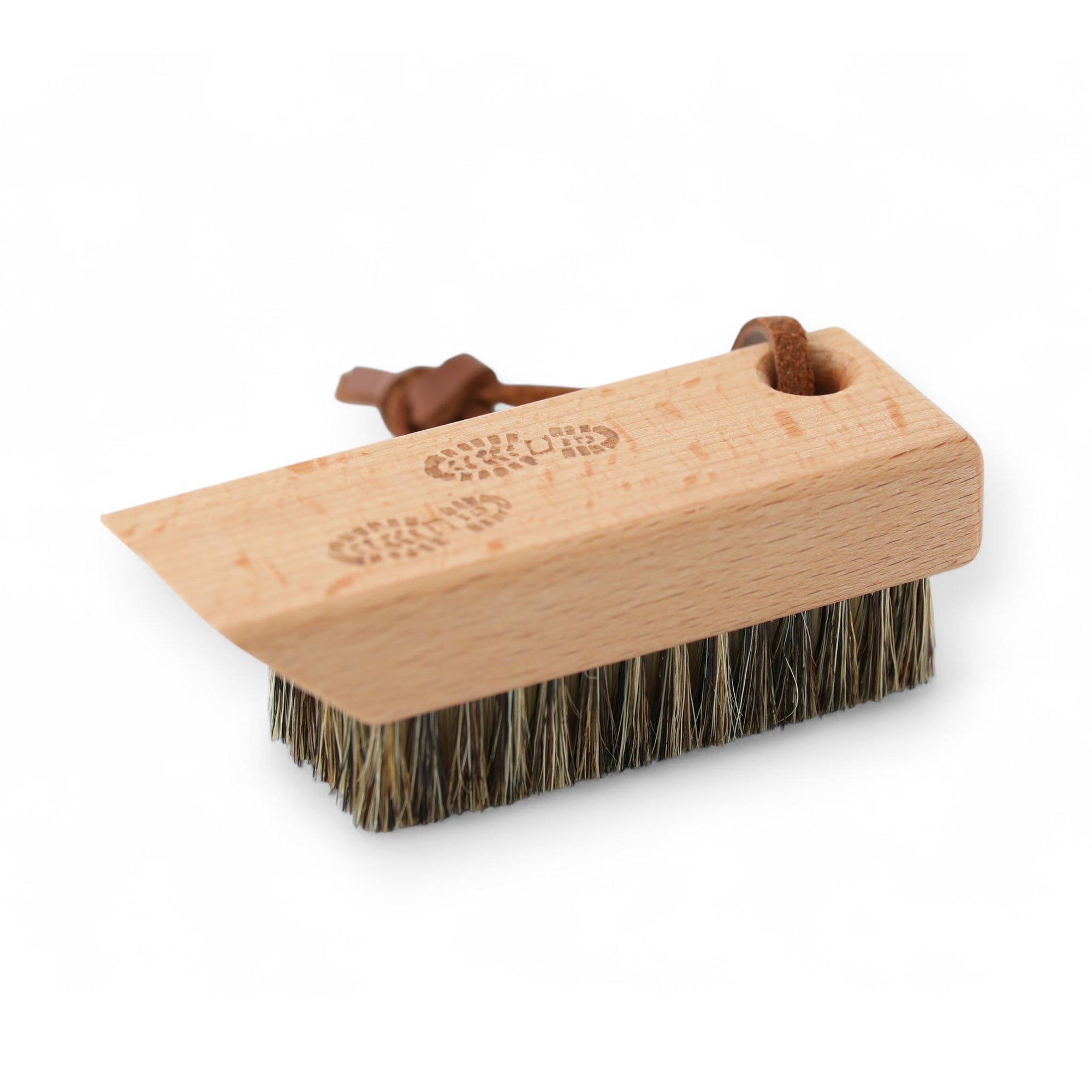 REDECKER（レデッカー）は、1935年にドイツ・フェルスマルトで創業された、天然素材を使用した高品質な生活道具を展開する老舗ブランドです。創業者フリーデル・レデッカー氏が視力を失ったことをきっかけに、手作業でブラシ製造を始めたことからスタートし、そのクラフトマンシップと品質へのこだわりは3世代にわたり継承されています。製品には天然木や植物繊維、動物毛などの自然素材が用いられ、環境に配慮したプラスチックフリーな暮らしを実現します。ナチュラルクリーニングやサステナブルなライフスタイルを志向する人々に人気があり、ドイツ製の確かな品質と伝統工芸品としての信頼性も評価されています。北欧風やミニマルな空間に調和する、美しく機能的なデザインも大きな魅力。REDECKERは、「クラフト」「デザイン」「品質」を大切にした、持続可能で丁寧な暮らしを支えるエコブランドとして、世界中で愛され続けています。