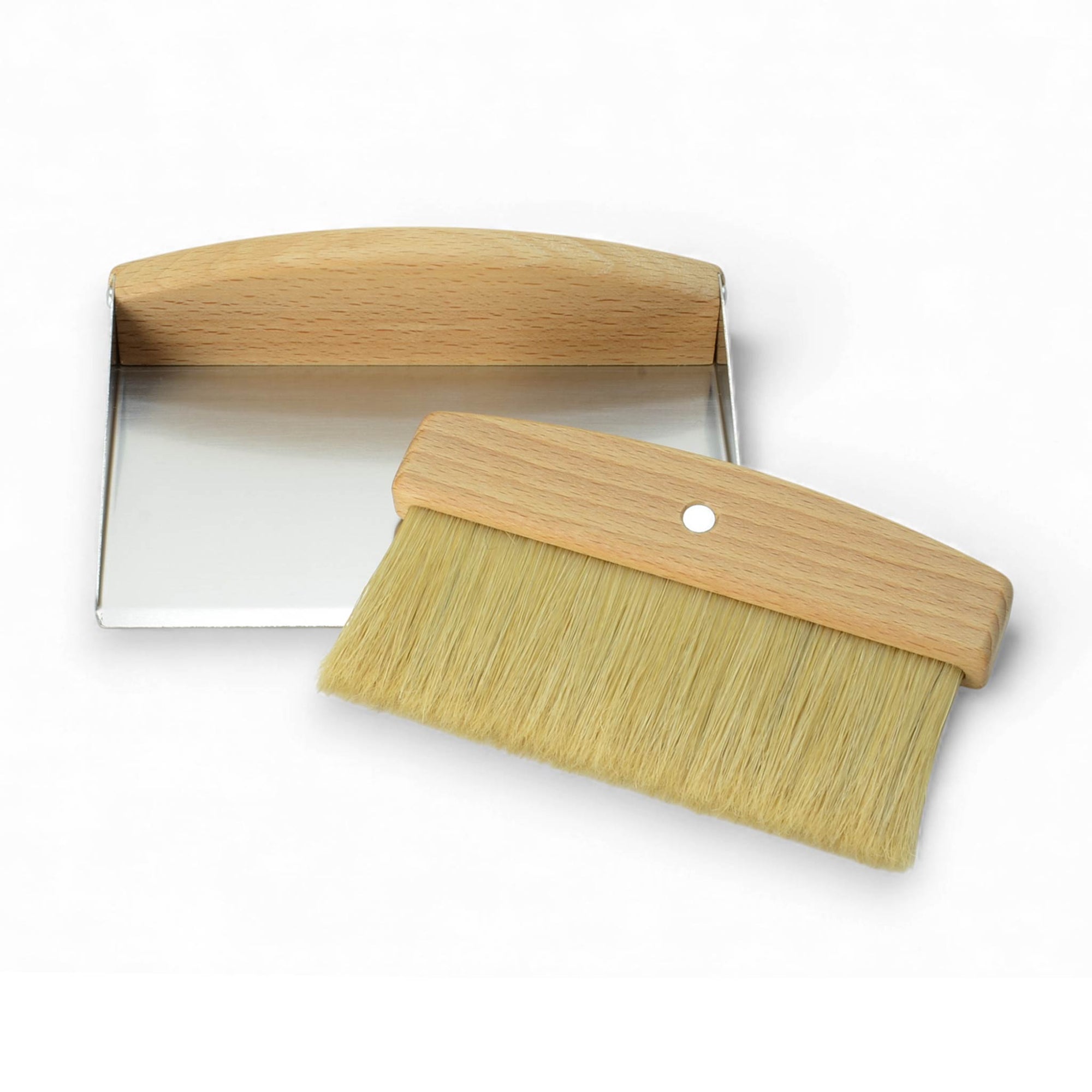 REDECKER（レデッカー）は、1935年にドイツ・フェルスマルトで創業された、天然素材を使用した高品質な生活道具を展開する老舗ブランドです。創業者フリーデル・レデッカー氏が視力を失ったことをきっかけに、手作業でブラシ製造を始めたことからスタートし、そのクラフトマンシップと品質へのこだわりは3世代にわたり継承されています。製品には天然木や植物繊維、動物毛などの自然素材が用いられ、環境に配慮したプラスチックフリーな暮らしを実現します。ナチュラルクリーニングやサステナブルなライフスタイルを志向する人々に人気があり、ドイツ製の確かな品質と伝統工芸品としての信頼性も評価されています。北欧風やミニマルな空間に調和する、美しく機能的なデザインも大きな魅力。REDECKERは、「クラフト」「デザイン」「品質」を大切にした、持続可能で丁寧な暮らしを支えるエコブランドとして、世界中で愛され続けています。