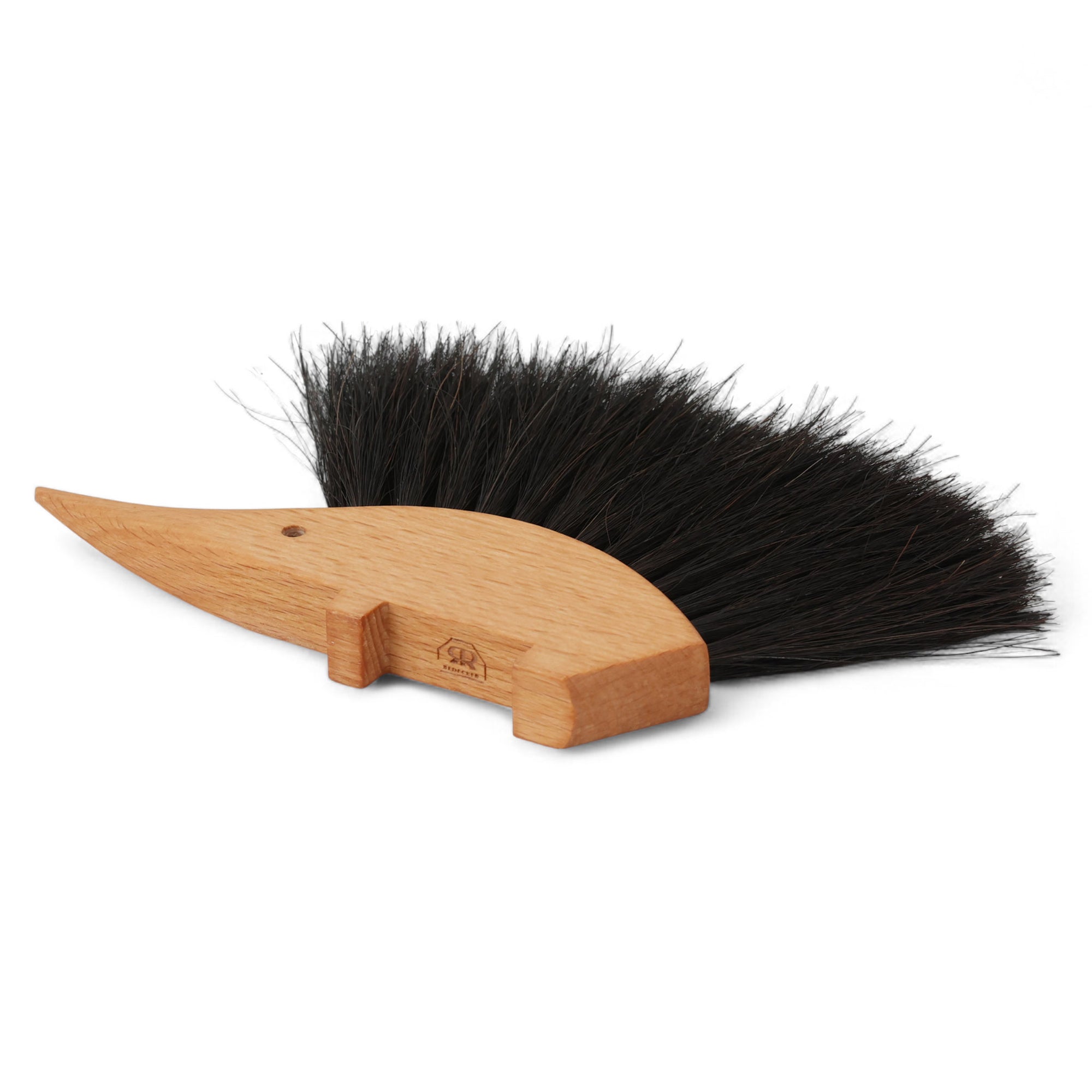 REDECKER（レデッカー）は、1935年にドイツ・フェルスマルトで創業された、天然素材を使用した高品質な生活道具を展開する老舗ブランドです。創業者フリーデル・レデッカー氏が視力を失ったことをきっかけに、手作業でブラシ製造を始めたことからスタートし、そのクラフトマンシップと品質へのこだわりは3世代にわたり継承されています。製品には天然木や植物繊維、動物毛などの自然素材が用いられ、環境に配慮したプラスチックフリーな暮らしを実現します。ナチュラルクリーニングやサステナブルなライフスタイルを志向する人々に人気があり、ドイツ製の確かな品質と伝統工芸品としての信頼性も評価されています。北欧風やミニマルな空間に調和する、美しく機能的なデザインも大きな魅力。REDECKERは、「クラフト」「デザイン」「品質」を大切にした、持続可能で丁寧な暮らしを支えるエコブランドとして、世界中で愛され続けています。