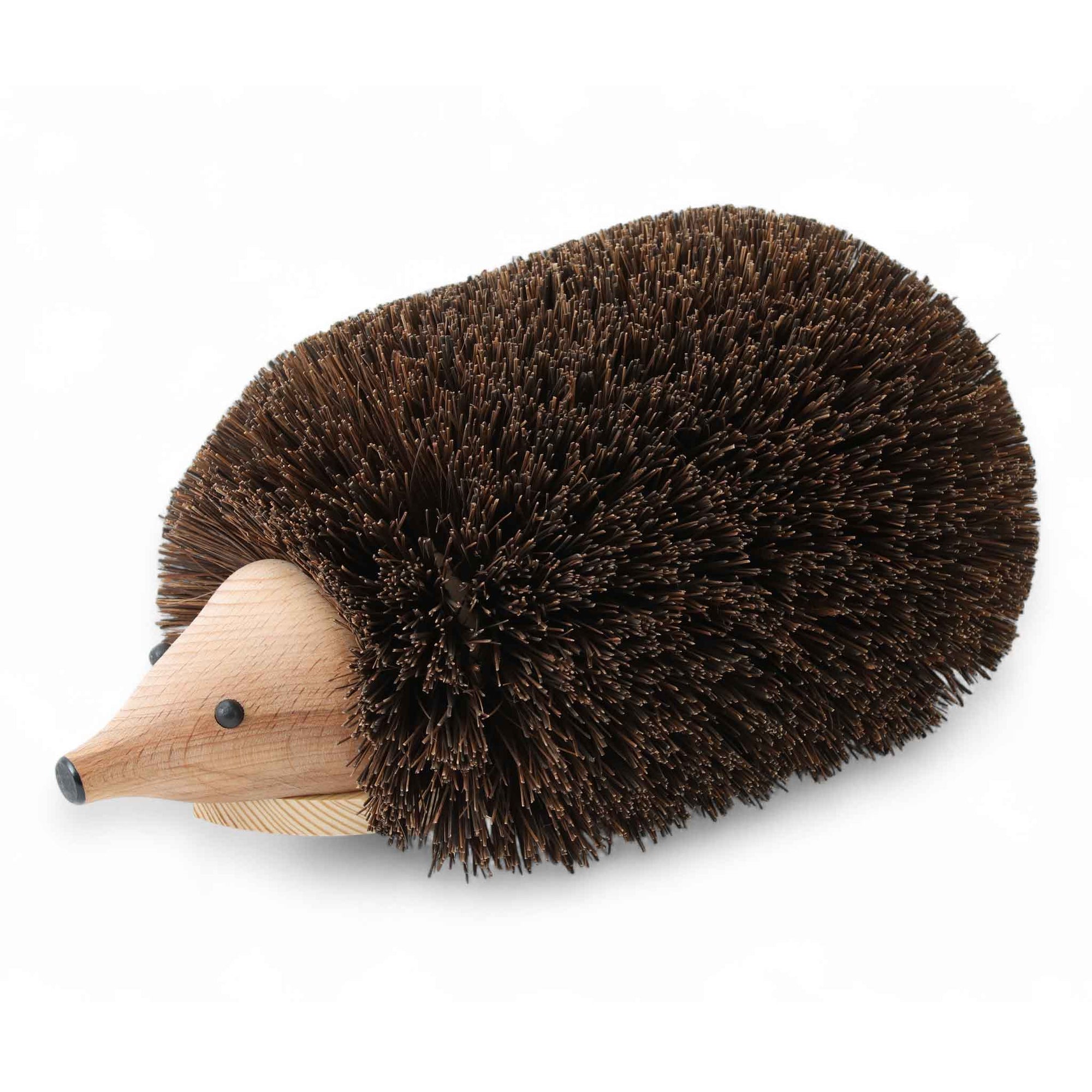 REDECKER（レデッカー）は、1935年にドイツ・フェルスマルトで創業された、天然素材を使用した高品質な生活道具を展開する老舗ブランドです。創業者フリーデル・レデッカー氏が視力を失ったことをきっかけに、手作業でブラシ製造を始めたことからスタートし、そのクラフトマンシップと品質へのこだわりは3世代にわたり継承されています。製品には天然木や植物繊維、動物毛などの自然素材が用いられ、環境に配慮したプラスチックフリーな暮らしを実現します。ナチュラルクリーニングやサステナブルなライフスタイルを志向する人々に人気があり、ドイツ製の確かな品質と伝統工芸品としての信頼性も評価されています。北欧風やミニマルな空間に調和する、美しく機能的なデザインも大きな魅力。REDECKERは、「クラフト」「デザイン」「品質」を大切にした、持続可能で丁寧な暮らしを支えるエコブランドとして、世界中で愛され続けています。