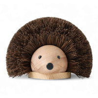 REDECKER（レデッカー）は、1935年にドイツ・フェルスマルトで創業された、天然素材を使用した高品質な生活道具を展開する老舗ブランドです。創業者フリーデル・レデッカー氏が視力を失ったことをきっかけに、手作業でブラシ製造を始めたことからスタートし、そのクラフトマンシップと品質へのこだわりは3世代にわたり継承されています。製品には天然木や植物繊維、動物毛などの自然素材が用いられ、環境に配慮したプラスチックフリーな暮らしを実現します。ナチュラルクリーニングやサステナブルなライフスタイルを志向する人々に人気があり、ドイツ製の確かな品質と伝統工芸品としての信頼性も評価されています。北欧風やミニマルな空間に調和する、美しく機能的なデザインも大きな魅力。REDECKERは、「クラフト」「デザイン」「品質」を大切にした、持続可能で丁寧な暮らしを支えるエコブランドとして、世界中で愛され続けています。