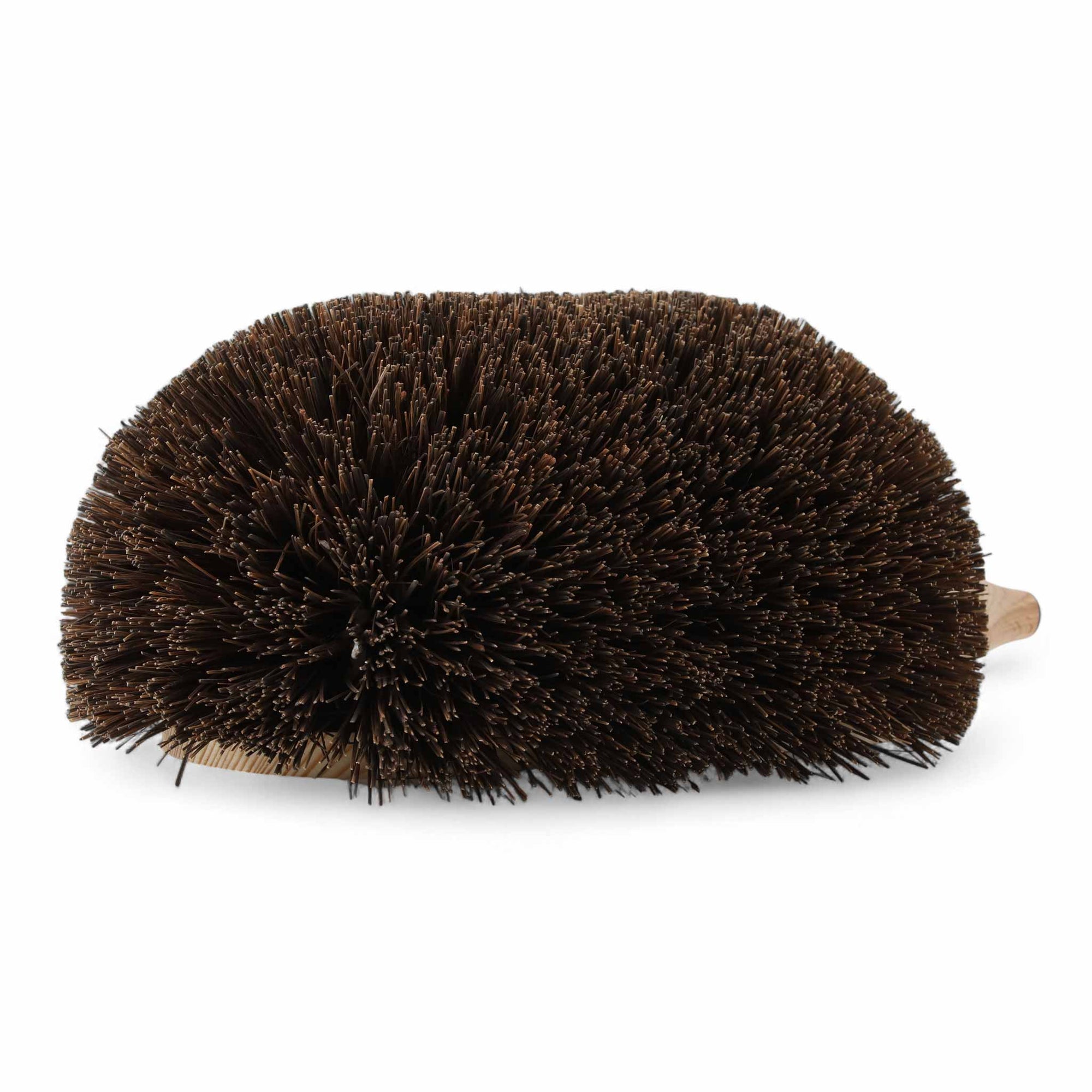 REDECKER（レデッカー）は、1935年にドイツ・フェルスマルトで創業された、天然素材を使用した高品質な生活道具を展開する老舗ブランドです。創業者フリーデル・レデッカー氏が視力を失ったことをきっかけに、手作業でブラシ製造を始めたことからスタートし、そのクラフトマンシップと品質へのこだわりは3世代にわたり継承されています。製品には天然木や植物繊維、動物毛などの自然素材が用いられ、環境に配慮したプラスチックフリーな暮らしを実現します。ナチュラルクリーニングやサステナブルなライフスタイルを志向する人々に人気があり、ドイツ製の確かな品質と伝統工芸品としての信頼性も評価されています。北欧風やミニマルな空間に調和する、美しく機能的なデザインも大きな魅力。REDECKERは、「クラフト」「デザイン」「品質」を大切にした、持続可能で丁寧な暮らしを支えるエコブランドとして、世界中で愛され続けています。