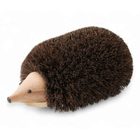 REDECKER（レデッカー）は、1935年にドイツ・フェルスマルトで創業された、天然素材を使用した高品質な生活道具を展開する老舗ブランドです。創業者フリーデル・レデッカー氏が視力を失ったことをきっかけに、手作業でブラシ製造を始めたことからスタートし、そのクラフトマンシップと品質へのこだわりは3世代にわたり継承されています。製品には天然木や植物繊維、動物毛などの自然素材が用いられ、環境に配慮したプラスチックフリーな暮らしを実現します。ナチュラルクリーニングやサステナブルなライフスタイルを志向する人々に人気があり、ドイツ製の確かな品質と伝統工芸品としての信頼性も評価されています。北欧風やミニマルな空間に調和する、美しく機能的なデザインも大きな魅力。REDECKERは、「クラフト」「デザイン」「品質」を大切にした、持続可能で丁寧な暮らしを支えるエコブランドとして、世界中で愛され続けています。