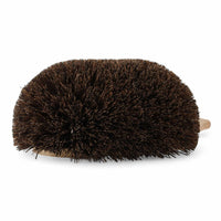 REDECKER（レデッカー）は、1935年にドイツ・フェルスマルトで創業された、天然素材を使用した高品質な生活道具を展開する老舗ブランドです。創業者フリーデル・レデッカー氏が視力を失ったことをきっかけに、手作業でブラシ製造を始めたことからスタートし、そのクラフトマンシップと品質へのこだわりは3世代にわたり継承されています。製品には天然木や植物繊維、動物毛などの自然素材が用いられ、環境に配慮したプラスチックフリーな暮らしを実現します。ナチュラルクリーニングやサステナブルなライフスタイルを志向する人々に人気があり、ドイツ製の確かな品質と伝統工芸品としての信頼性も評価されています。北欧風やミニマルな空間に調和する、美しく機能的なデザインも大きな魅力。REDECKERは、「クラフト」「デザイン」「品質」を大切にした、持続可能で丁寧な暮らしを支えるエコブランドとして、世界中で愛され続けています。