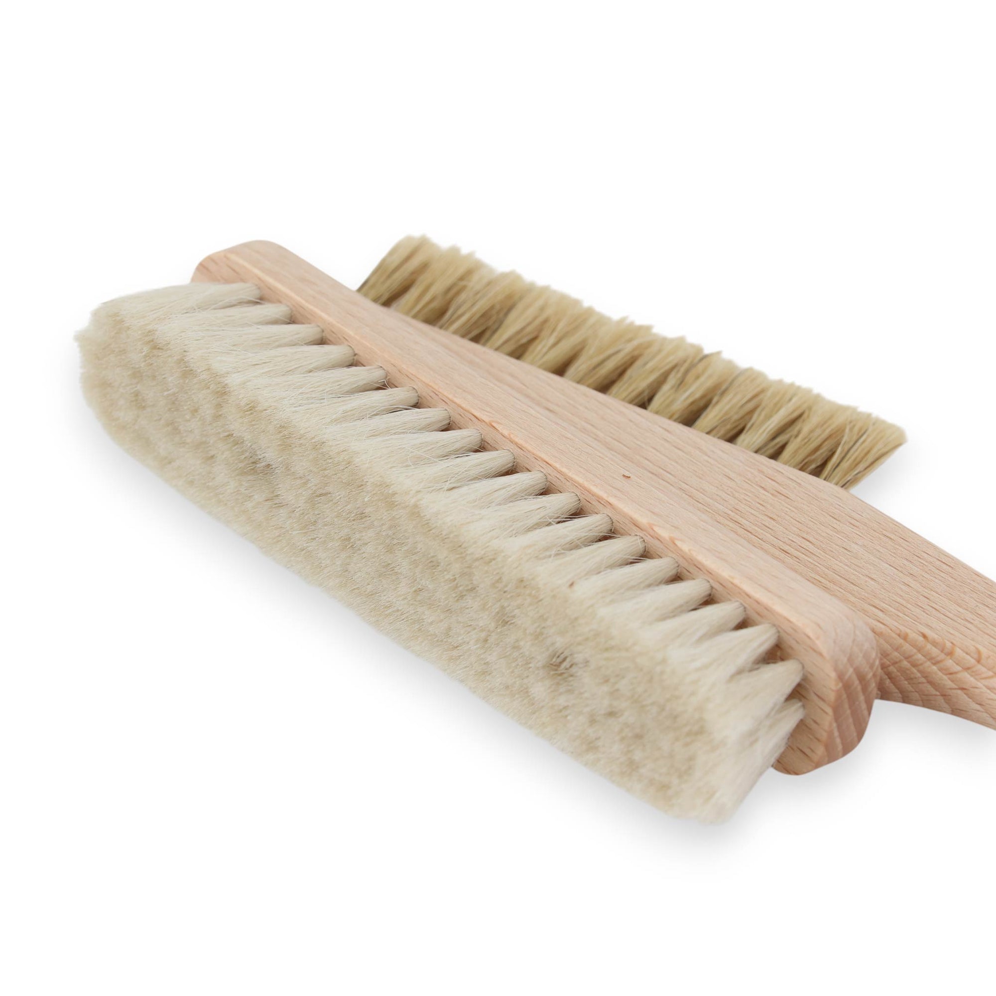 REDECKER（レデッカー）は、1935年にドイツ・フェルスマルトで創業された、天然素材を使用した高品質な生活道具を展開する老舗ブランドです。創業者フリーデル・レデッカー氏が視力を失ったことをきっかけに、手作業でブラシ製造を始めたことからスタートし、そのクラフトマンシップと品質へのこだわりは3世代にわたり継承されています。製品には天然木や植物繊維、動物毛などの自然素材が用いられ、環境に配慮したプラスチックフリーな暮らしを実現します。ナチュラルクリーニングやサステナブルなライフスタイルを志向する人々に人気があり、ドイツ製の確かな品質と伝統工芸品としての信頼性も評価されています。北欧風やミニマルな空間に調和する、美しく機能的なデザインも大きな魅力。REDECKERは、「クラフト」「デザイン」「品質」を大切にした、持続可能で丁寧な暮らしを支えるエコブランドとして、世界中で愛され続けています。