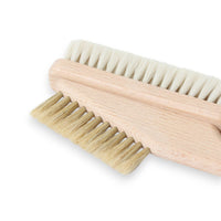 REDECKER（レデッカー）は、1935年にドイツ・フェルスマルトで創業された、天然素材を使用した高品質な生活道具を展開する老舗ブランドです。創業者フリーデル・レデッカー氏が視力を失ったことをきっかけに、手作業でブラシ製造を始めたことからスタートし、そのクラフトマンシップと品質へのこだわりは3世代にわたり継承されています。製品には天然木や植物繊維、動物毛などの自然素材が用いられ、環境に配慮したプラスチックフリーな暮らしを実現します。ナチュラルクリーニングやサステナブルなライフスタイルを志向する人々に人気があり、ドイツ製の確かな品質と伝統工芸品としての信頼性も評価されています。北欧風やミニマルな空間に調和する、美しく機能的なデザインも大きな魅力。REDECKERは、「クラフト」「デザイン」「品質」を大切にした、持続可能で丁寧な暮らしを支えるエコブランドとして、世界中で愛され続けています。