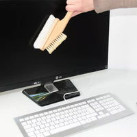 REDECKER（レデッカー）は、1935年にドイツ・フェルスマルトで創業された、天然素材を使用した高品質な生活道具を展開する老舗ブランドです。創業者フリーデル・レデッカー氏が視力を失ったことをきっかけに、手作業でブラシ製造を始めたことからスタートし、そのクラフトマンシップと品質へのこだわりは3世代にわたり継承されています。製品には天然木や植物繊維、動物毛などの自然素材が用いられ、環境に配慮したプラスチックフリーな暮らしを実現します。ナチュラルクリーニングやサステナブルなライフスタイルを志向する人々に人気があり、ドイツ製の確かな品質と伝統工芸品としての信頼性も評価されています。北欧風やミニマルな空間に調和する、美しく機能的なデザインも大きな魅力。REDECKERは、「クラフト」「デザイン」「品質」を大切にした、持続可能で丁寧な暮らしを支えるエコブランドとして、世界中で愛され続けています。