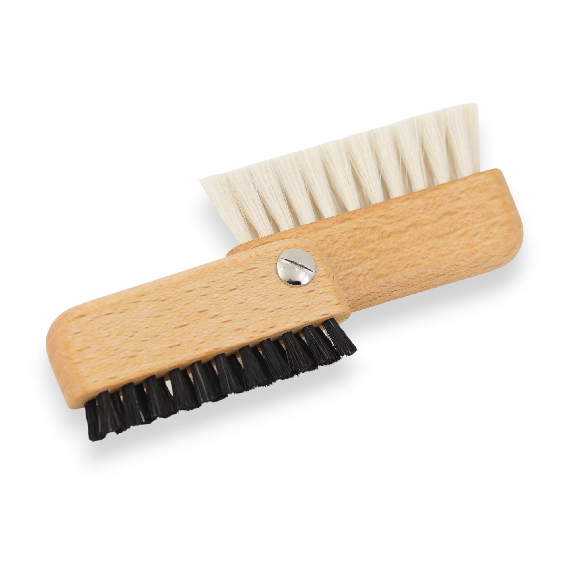 REDECKER（レデッカー）は、1935年にドイツ・フェルスマルトで創業された、天然素材を使用した高品質な生活道具を展開する老舗ブランドです。創業者フリーデル・レデッカー氏が視力を失ったことをきっかけに、手作業でブラシ製造を始めたことからスタートし、そのクラフトマンシップと品質へのこだわりは3世代にわたり継承されています。製品には天然木や植物繊維、動物毛などの自然素材が用いられ、環境に配慮したプラスチックフリーな暮らしを実現します。ナチュラルクリーニングやサステナブルなライフスタイルを志向する人々に人気があり、ドイツ製の確かな品質と伝統工芸品としての信頼性も評価されています。北欧風やミニマルな空間に調和する、美しく機能的なデザインも大きな魅力。REDECKERは、「クラフト」「デザイン」「品質」を大切にした、持続可能で丁寧な暮らしを支えるエコブランドとして、世界中で愛され続けています。