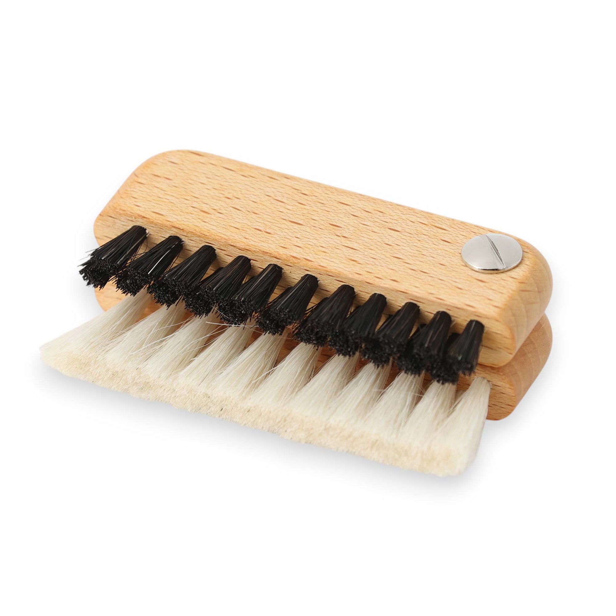 REDECKER（レデッカー）は、1935年にドイツ・フェルスマルトで創業された、天然素材を使用した高品質な生活道具を展開する老舗ブランドです。創業者フリーデル・レデッカー氏が視力を失ったことをきっかけに、手作業でブラシ製造を始めたことからスタートし、そのクラフトマンシップと品質へのこだわりは3世代にわたり継承されています。製品には天然木や植物繊維、動物毛などの自然素材が用いられ、環境に配慮したプラスチックフリーな暮らしを実現します。ナチュラルクリーニングやサステナブルなライフスタイルを志向する人々に人気があり、ドイツ製の確かな品質と伝統工芸品としての信頼性も評価されています。北欧風やミニマルな空間に調和する、美しく機能的なデザインも大きな魅力。REDECKERは、「クラフト」「デザイン」「品質」を大切にした、持続可能で丁寧な暮らしを支えるエコブランドとして、世界中で愛され続けています。