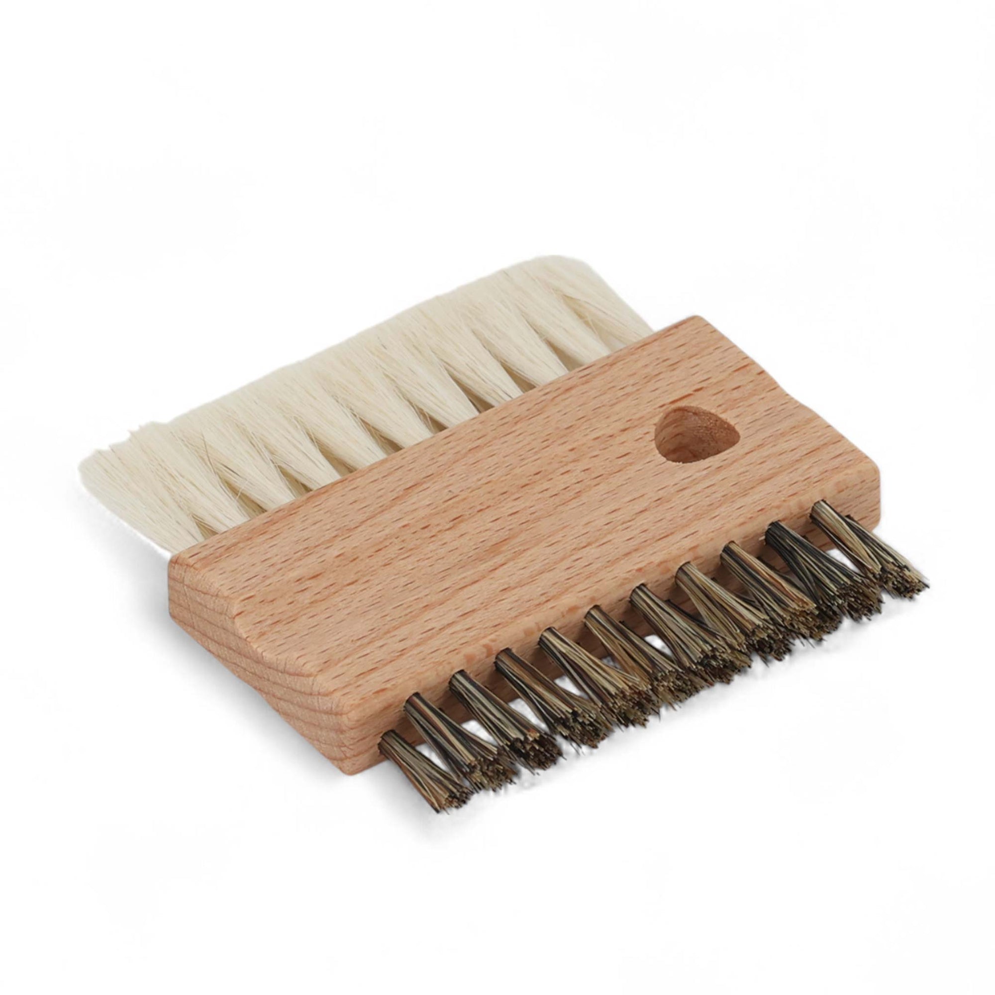 REDECKER（レデッカー）は、1935年にドイツ・フェルスマルトで創業された、天然素材を使用した高品質な生活道具を展開する老舗ブランドです。創業者フリーデル・レデッカー氏が視力を失ったことをきっかけに、手作業でブラシ製造を始めたことからスタートし、そのクラフトマンシップと品質へのこだわりは3世代にわたり継承されています。製品には天然木や植物繊維、動物毛などの自然素材が用いられ、環境に配慮したプラスチックフリーな暮らしを実現します。ナチュラルクリーニングやサステナブルなライフスタイルを志向する人々に人気があり、ドイツ製の確かな品質と伝統工芸品としての信頼性も評価されています。北欧風やミニマルな空間に調和する、美しく機能的なデザインも大きな魅力。REDECKERは、「クラフト」「デザイン」「品質」を大切にした、持続可能で丁寧な暮らしを支えるエコブランドとして、世界中で愛され続けています。