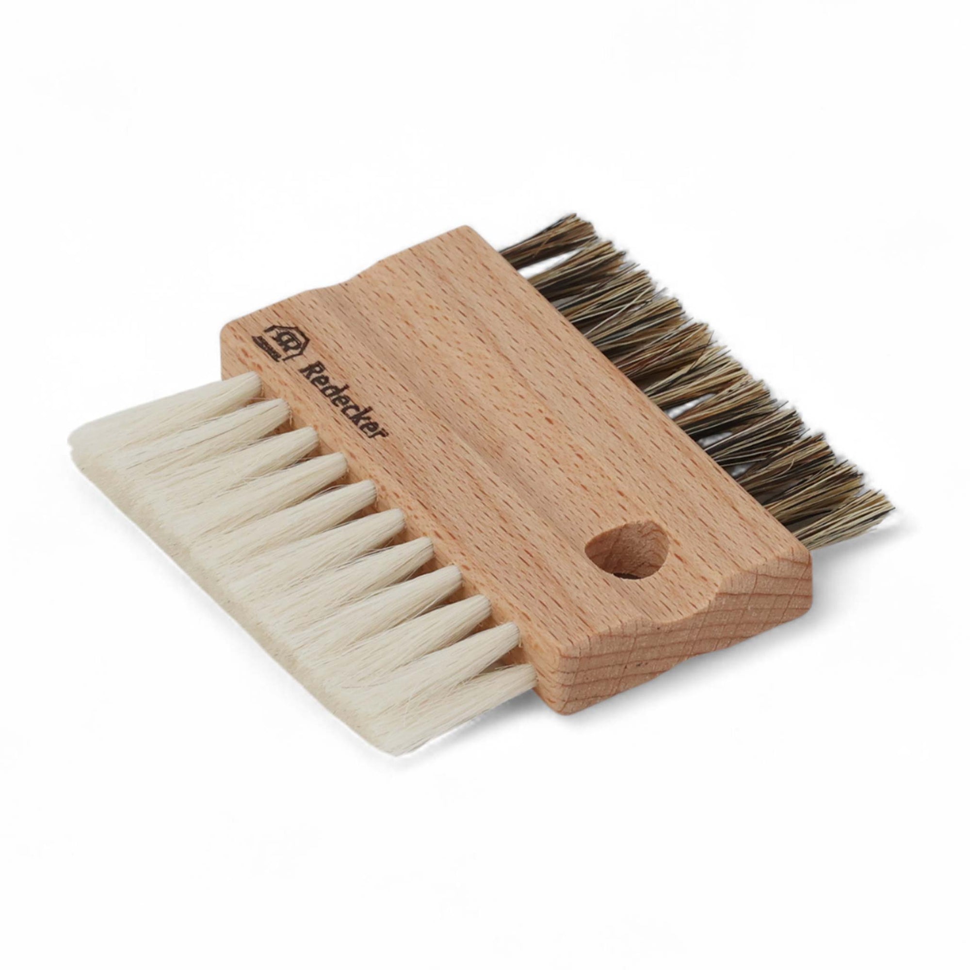 REDECKER（レデッカー）は、1935年にドイツ・フェルスマルトで創業された、天然素材を使用した高品質な生活道具を展開する老舗ブランドです。創業者フリーデル・レデッカー氏が視力を失ったことをきっかけに、手作業でブラシ製造を始めたことからスタートし、そのクラフトマンシップと品質へのこだわりは3世代にわたり継承されています。製品には天然木や植物繊維、動物毛などの自然素材が用いられ、環境に配慮したプラスチックフリーな暮らしを実現します。ナチュラルクリーニングやサステナブルなライフスタイルを志向する人々に人気があり、ドイツ製の確かな品質と伝統工芸品としての信頼性も評価されています。北欧風やミニマルな空間に調和する、美しく機能的なデザインも大きな魅力。REDECKERは、「クラフト」「デザイン」「品質」を大切にした、持続可能で丁寧な暮らしを支えるエコブランドとして、世界中で愛され続けています。