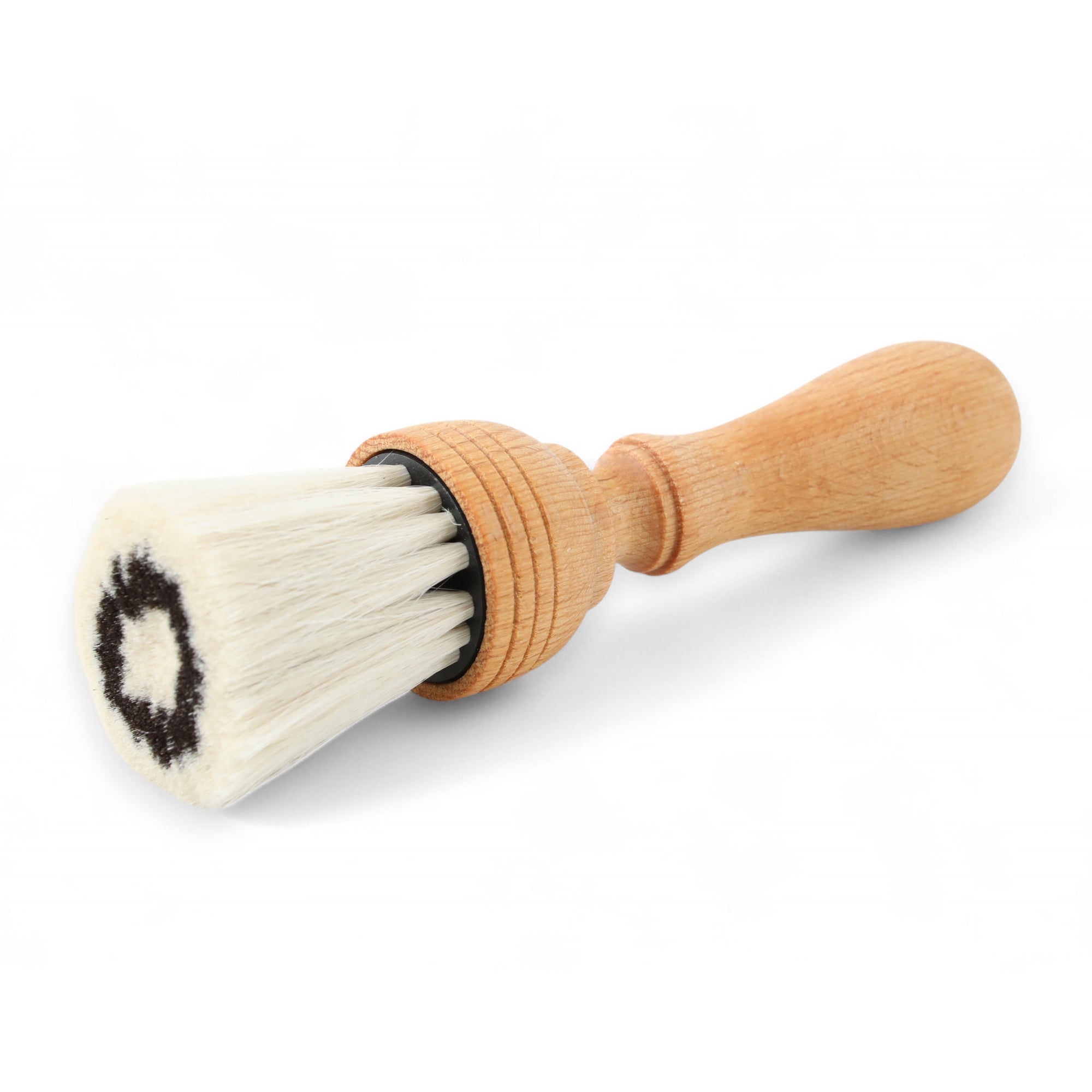 REDECKER（レデッカー）は、1935年にドイツ・フェルスマルトで創業された、天然素材を使用した高品質な生活道具を展開する老舗ブランドです。創業者フリーデル・レデッカー氏が視力を失ったことをきっかけに、手作業でブラシ製造を始めたことからスタートし、そのクラフトマンシップと品質へのこだわりは3世代にわたり継承されています。製品には天然木や植物繊維、動物毛などの自然素材が用いられ、環境に配慮したプラスチックフリーな暮らしを実現します。ナチュラルクリーニングやサステナブルなライフスタイルを志向する人々に人気があり、ドイツ製の確かな品質と伝統工芸品としての信頼性も評価されています。北欧風やミニマルな空間に調和する、美しく機能的なデザインも大きな魅力。REDECKERは、「クラフト」「デザイン」「品質」を大切にした、持続可能で丁寧な暮らしを支えるエコブランドとして、世界中で愛され続けています。