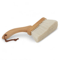 REDECKER（レデッカー）は、1935年にドイツ・フェルスマルトで創業された、天然素材を使用した高品質な生活道具を展開する老舗ブランドです。創業者フリーデル・レデッカー氏が視力を失ったことをきっかけに、手作業でブラシ製造を始めたことからスタートし、そのクラフトマンシップと品質へのこだわりは3世代にわたり継承されています。製品には天然木や植物繊維、動物毛などの自然素材が用いられ、環境に配慮したプラスチックフリーな暮らしを実現します。ナチュラルクリーニングやサステナブルなライフスタイルを志向する人々に人気があり、ドイツ製の確かな品質と伝統工芸品としての信頼性も評価されています。北欧風やミニマルな空間に調和する、美しく機能的なデザインも大きな魅力。REDECKERは、「クラフト」「デザイン」「品質」を大切にした、持続可能で丁寧な暮らしを支えるエコブランドとして、世界中で愛され続けています。