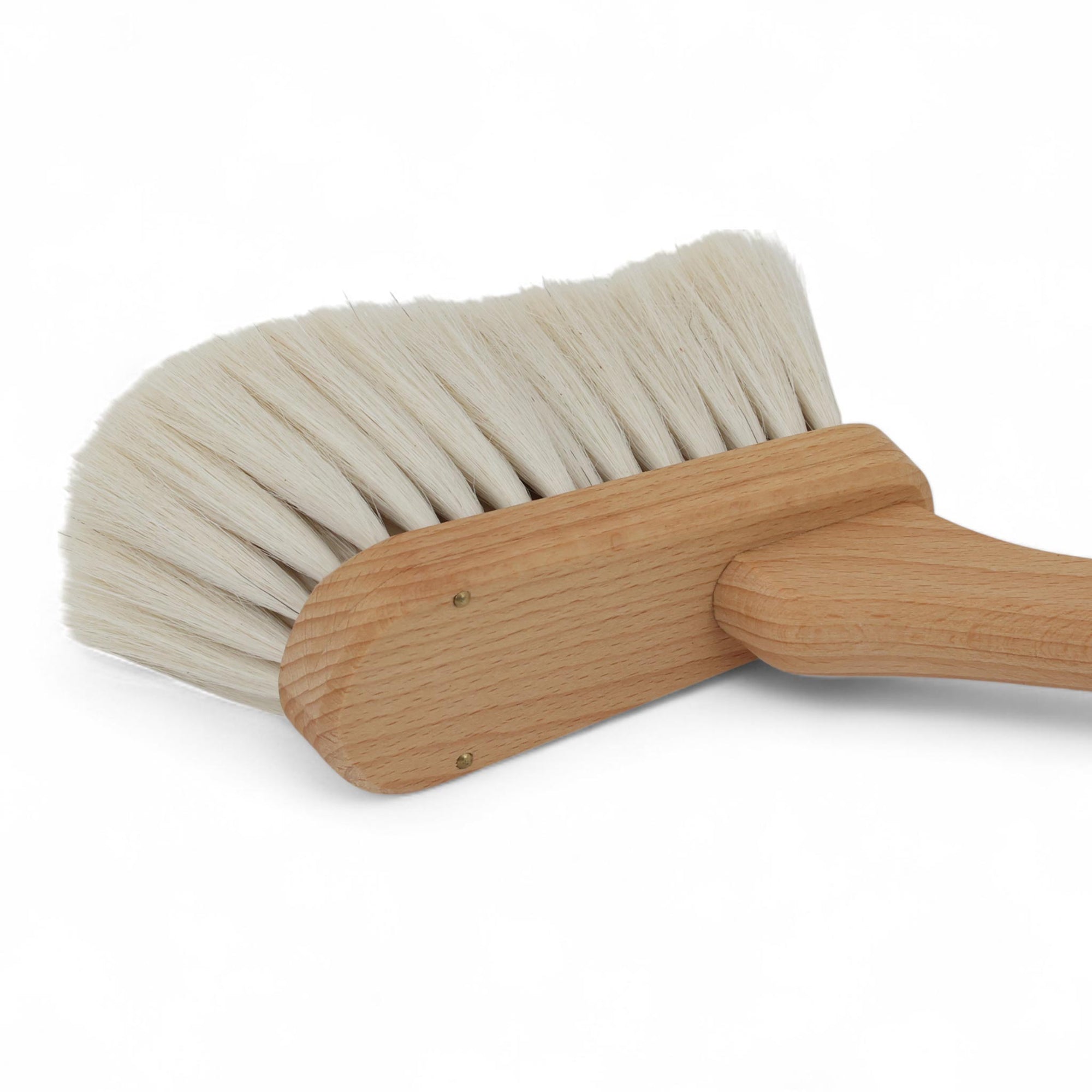 REDECKER（レデッカー）は、1935年にドイツ・フェルスマルトで創業された、天然素材を使用した高品質な生活道具を展開する老舗ブランドです。創業者フリーデル・レデッカー氏が視力を失ったことをきっかけに、手作業でブラシ製造を始めたことからスタートし、そのクラフトマンシップと品質へのこだわりは3世代にわたり継承されています。製品には天然木や植物繊維、動物毛などの自然素材が用いられ、環境に配慮したプラスチックフリーな暮らしを実現します。ナチュラルクリーニングやサステナブルなライフスタイルを志向する人々に人気があり、ドイツ製の確かな品質と伝統工芸品としての信頼性も評価されています。北欧風やミニマルな空間に調和する、美しく機能的なデザインも大きな魅力。REDECKERは、「クラフト」「デザイン」「品質」を大切にした、持続可能で丁寧な暮らしを支えるエコブランドとして、世界中で愛され続けています。